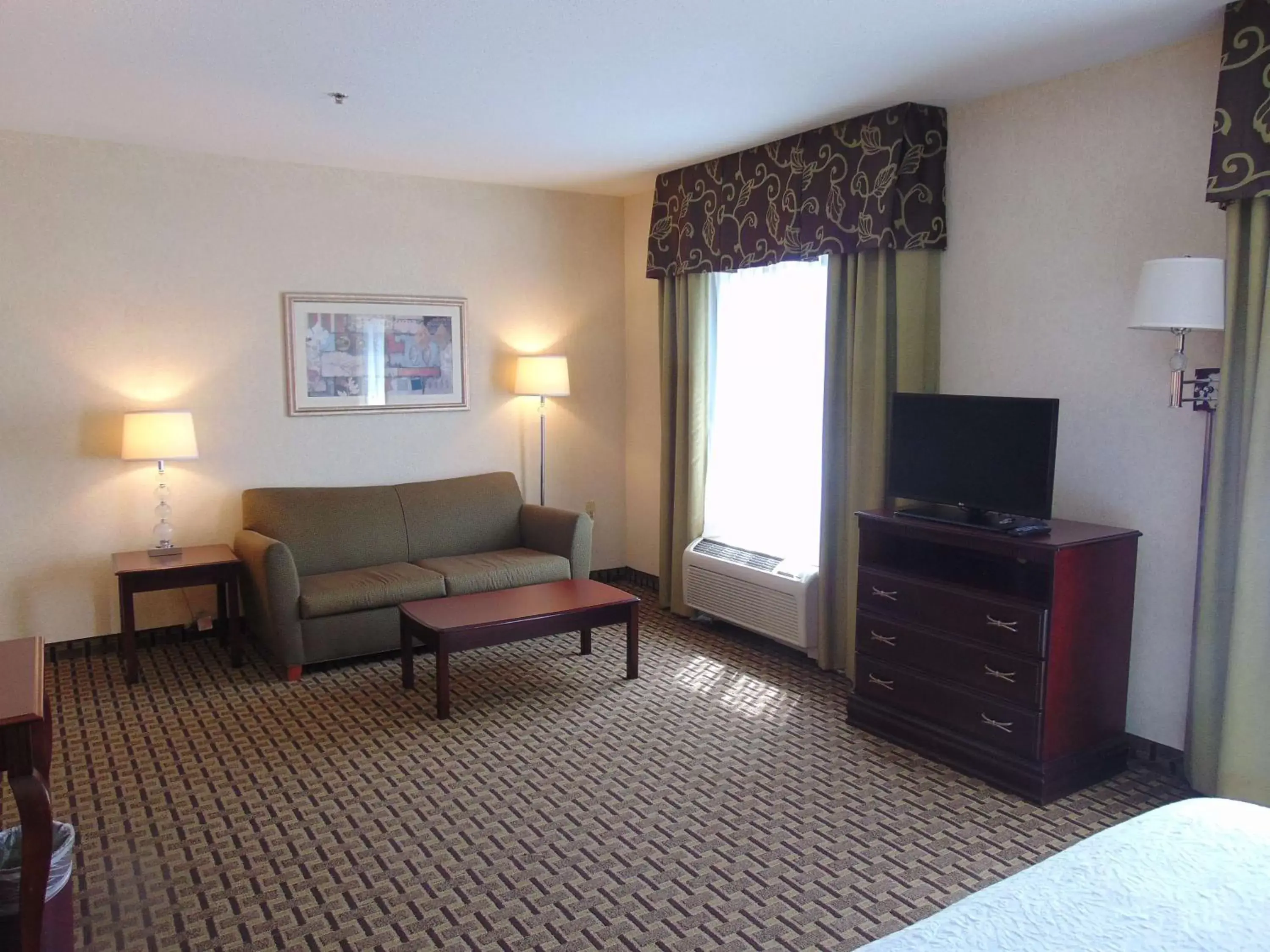 Bedroom, Seating Area in Hampton Inn & Suites Cleveland-Mentor