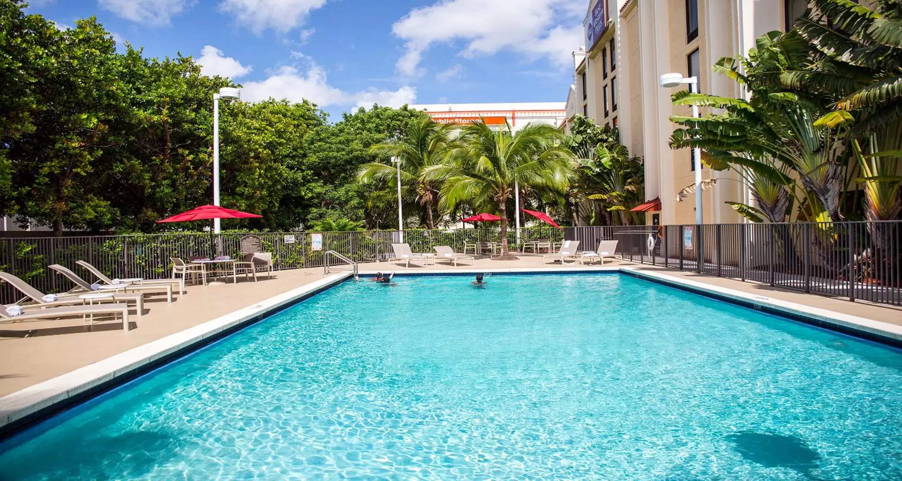 Swimming Pool in Best Western Plus Kendall Hotel & Suites