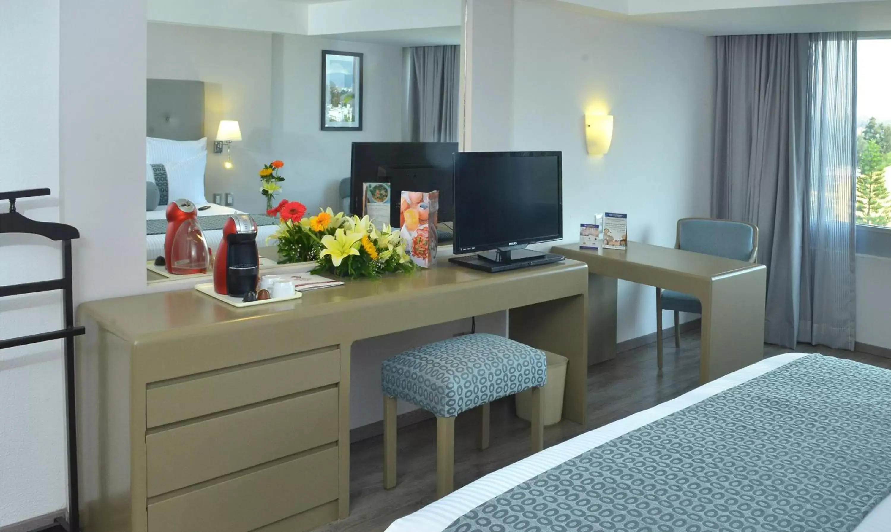 Bed, TV/Entertainment Center in Best Western PLUS Gran Hotel Morelia