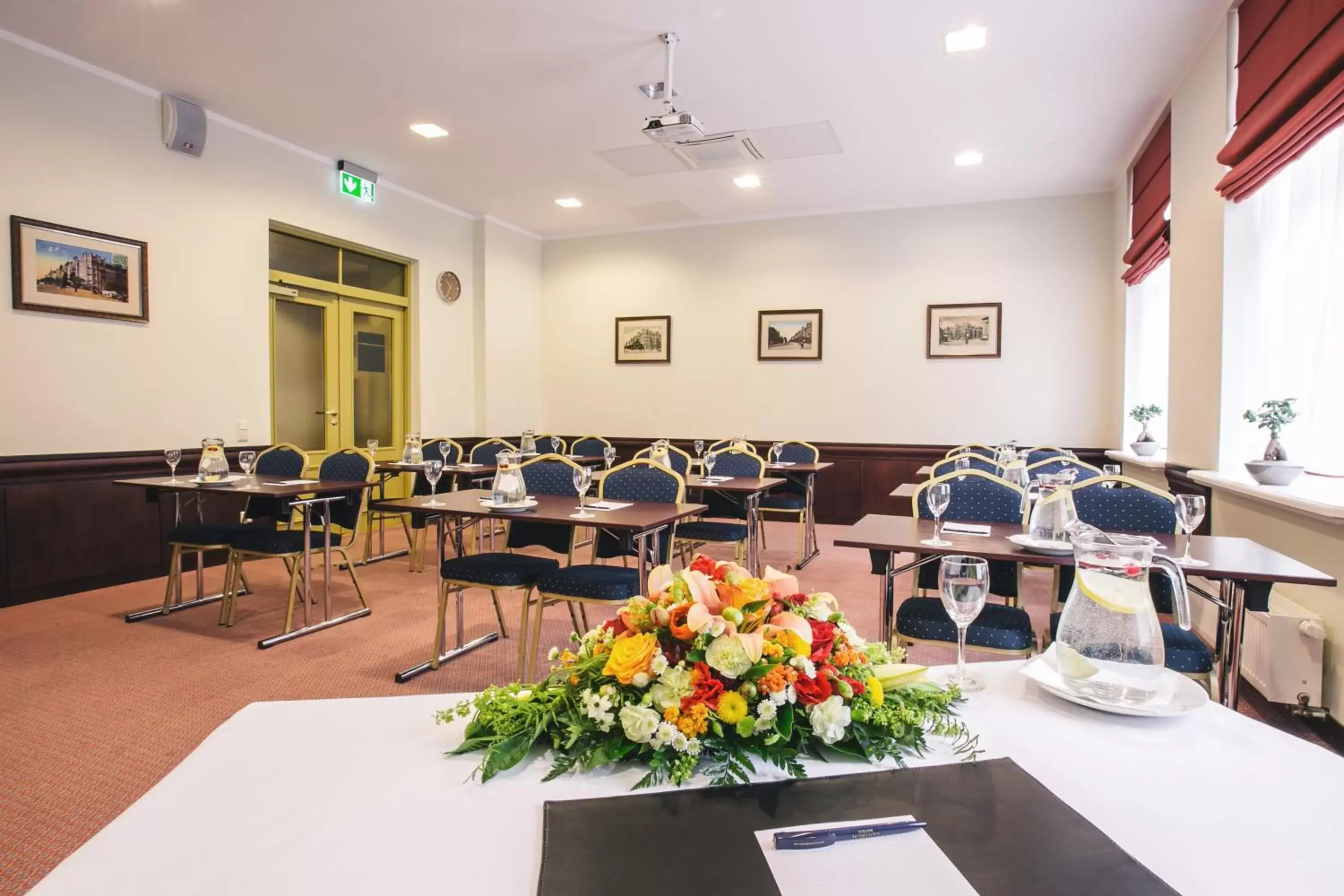 Meeting/conference room, Restaurant/Places to Eat in Monika Centrum Hotels