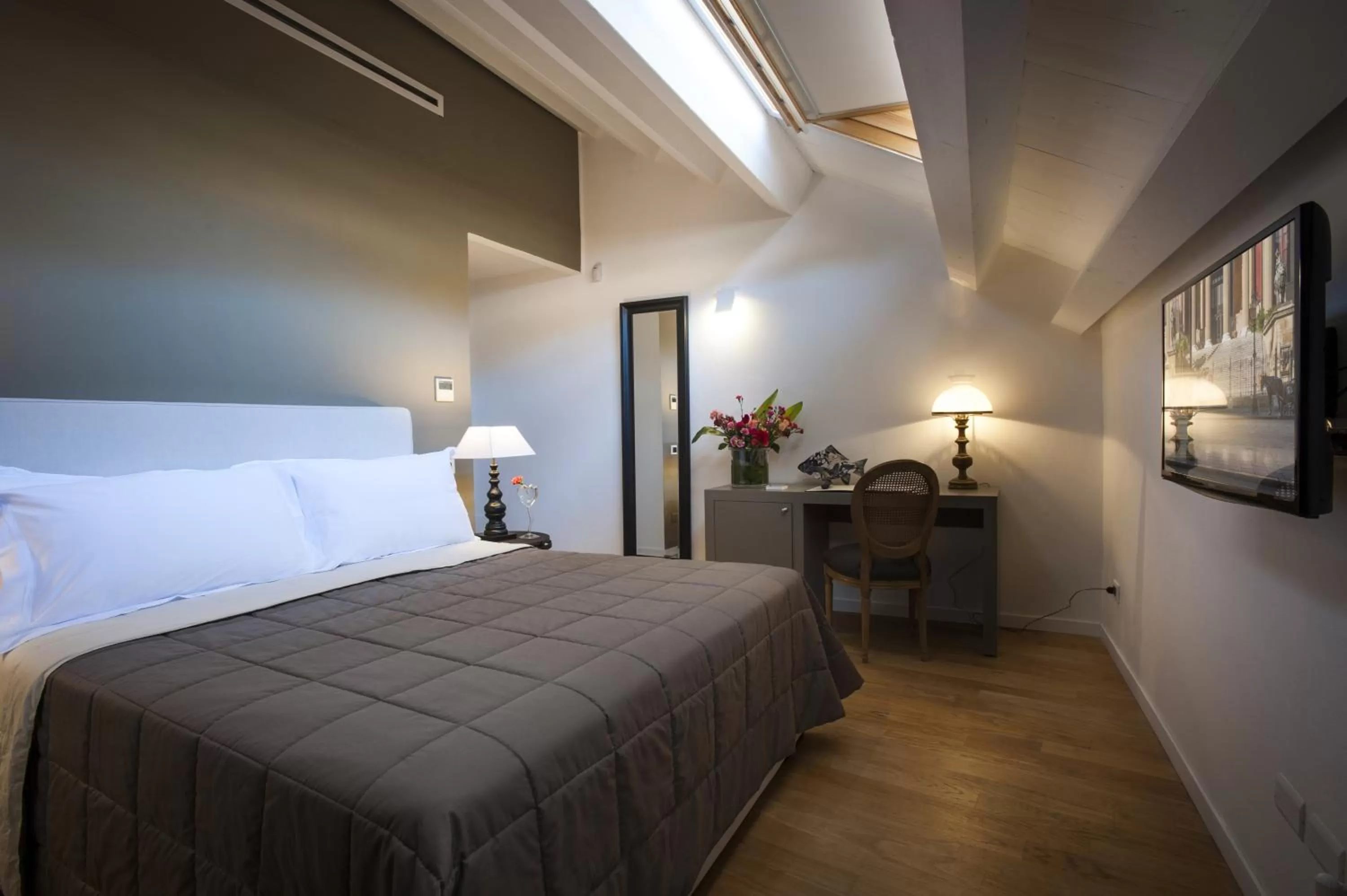 Photo of the whole room, Bed in BB 22 Palace