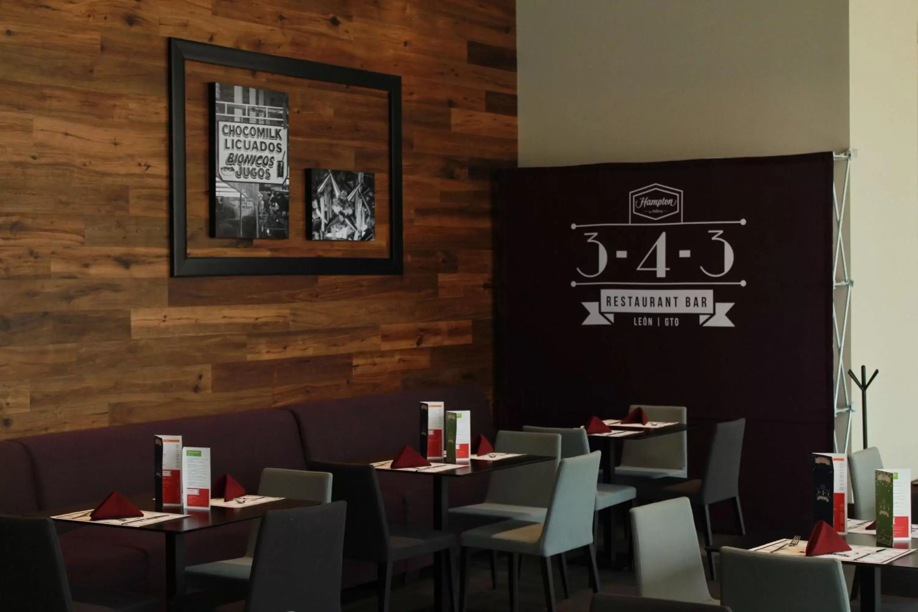 Lounge or bar, Restaurant/Places to Eat in Hampton Inn by Hilton Leon