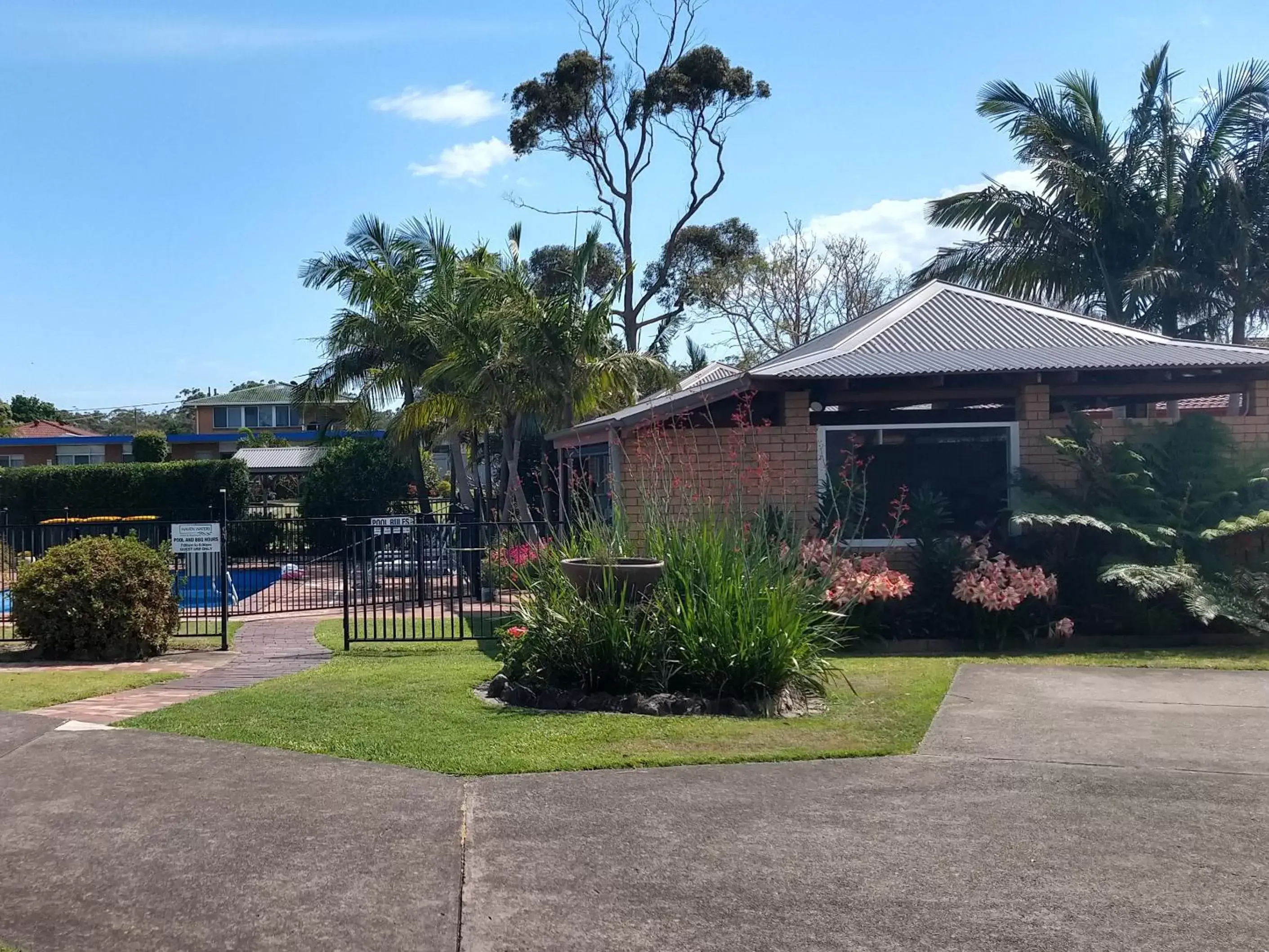 Garden, Property Building in Haven Waters Motel & Apartments