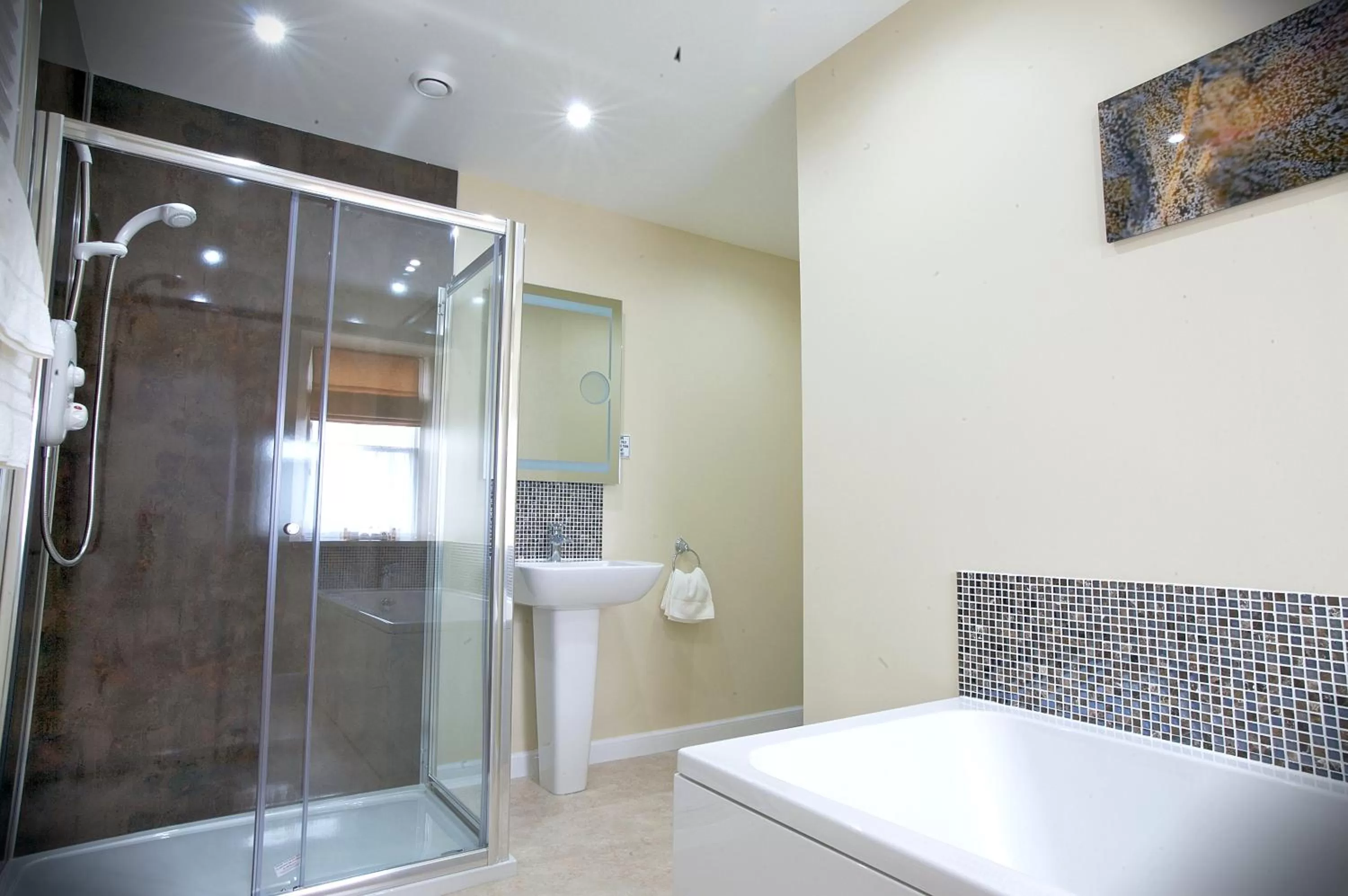 Bathroom in Laichmoray Hotel