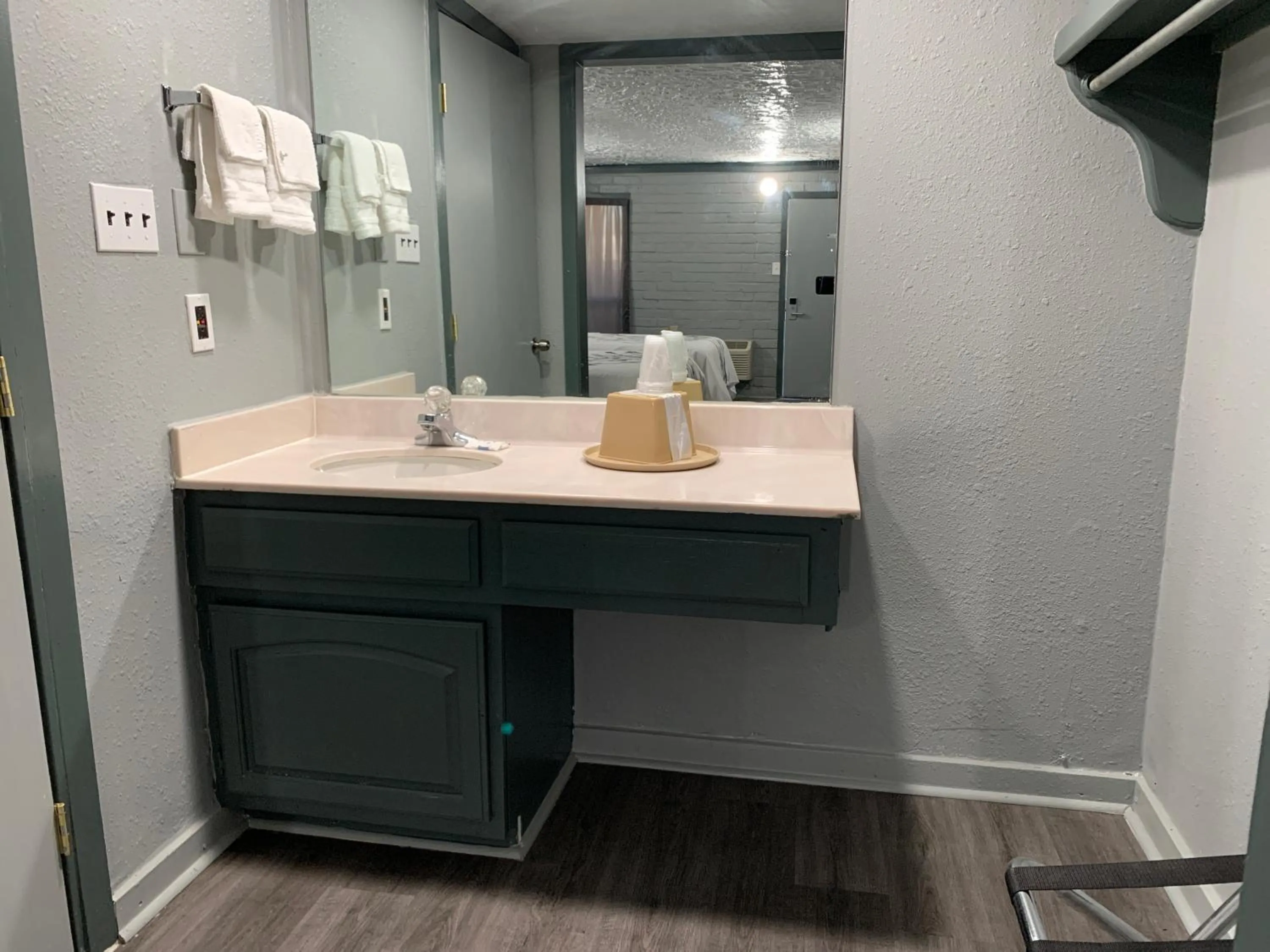 Bathroom in Stratford Inn Tyler