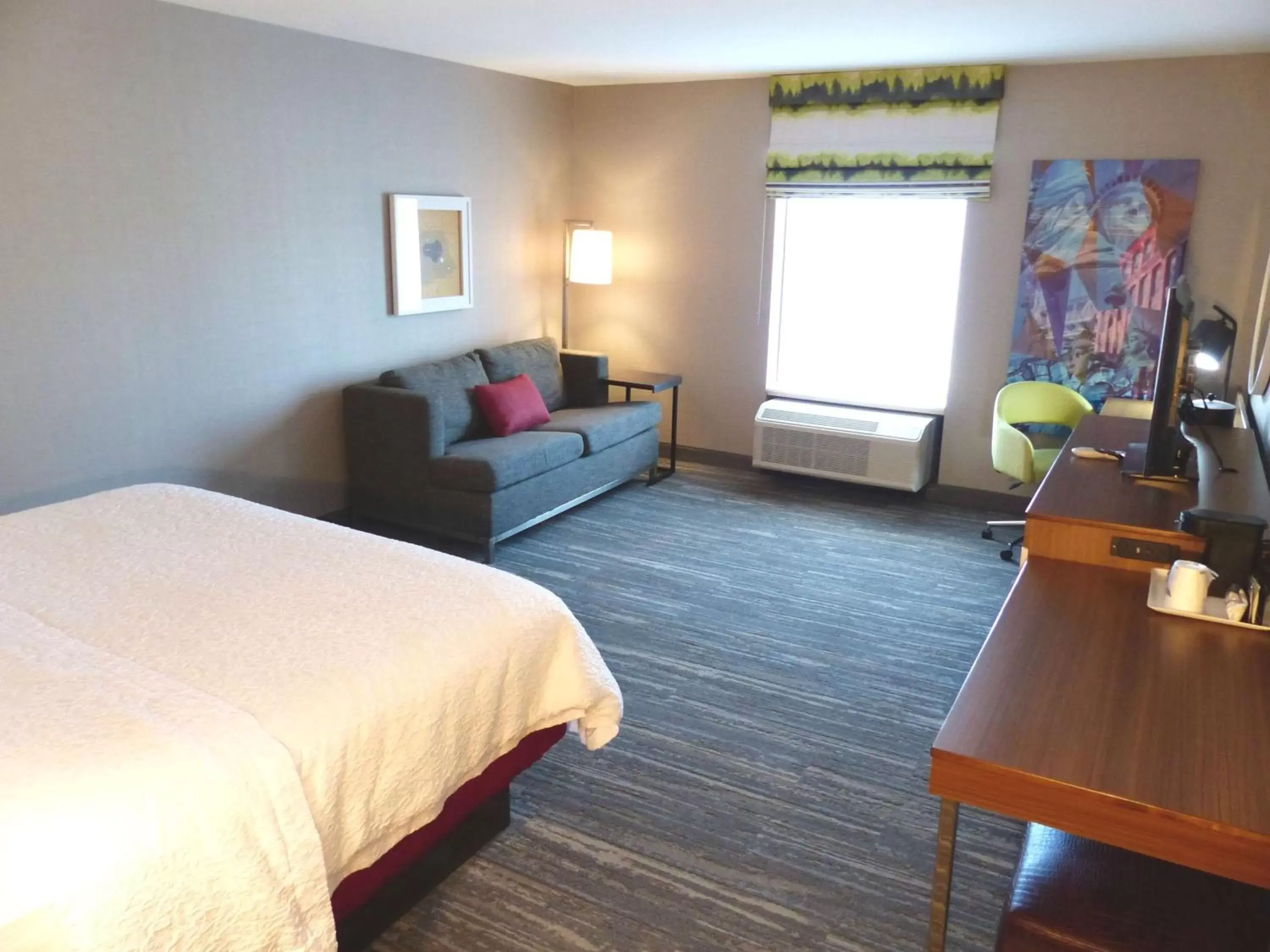 Bedroom in Hampton Inn By Hilton Paramus