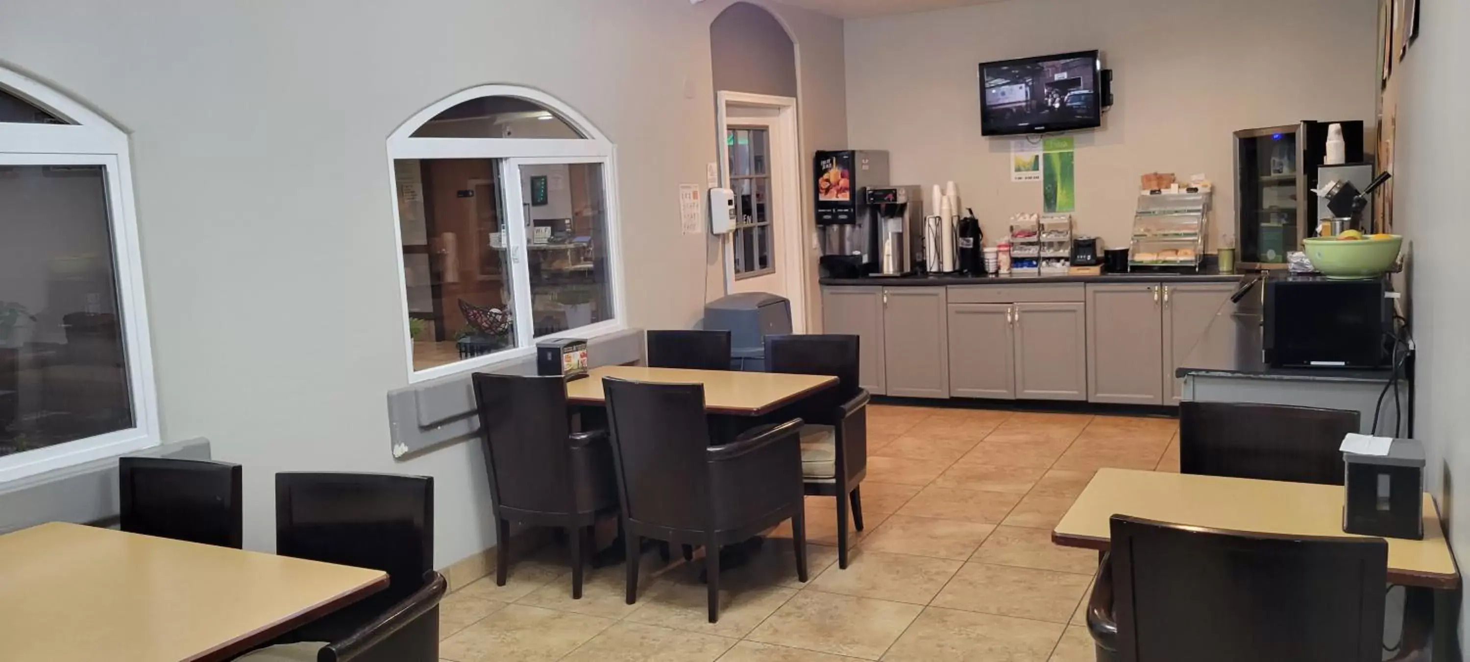 Breakfast in Quality Inn & Suites Salina National Forest Area Breakfast in Quality Inn & Suites Salina National Forest Area