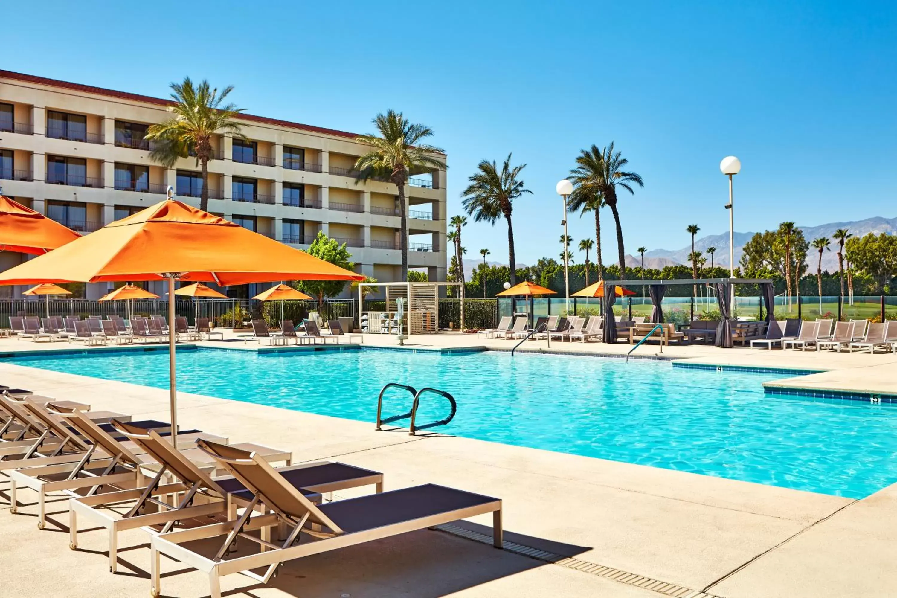 Swimming Pool in DoubleTree by Hilton Golf Resort Palm Springs