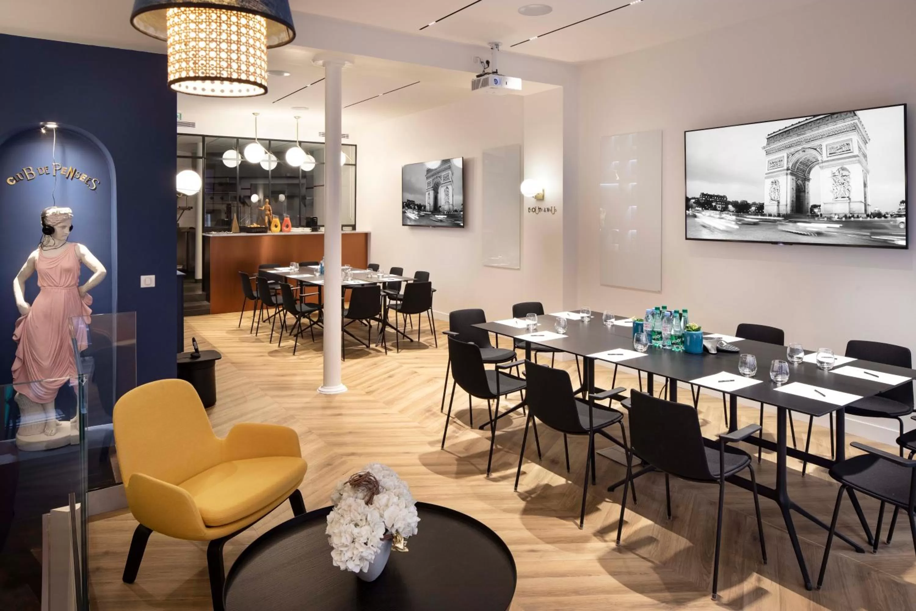 Business facilities in Balmoral Champs Elysées