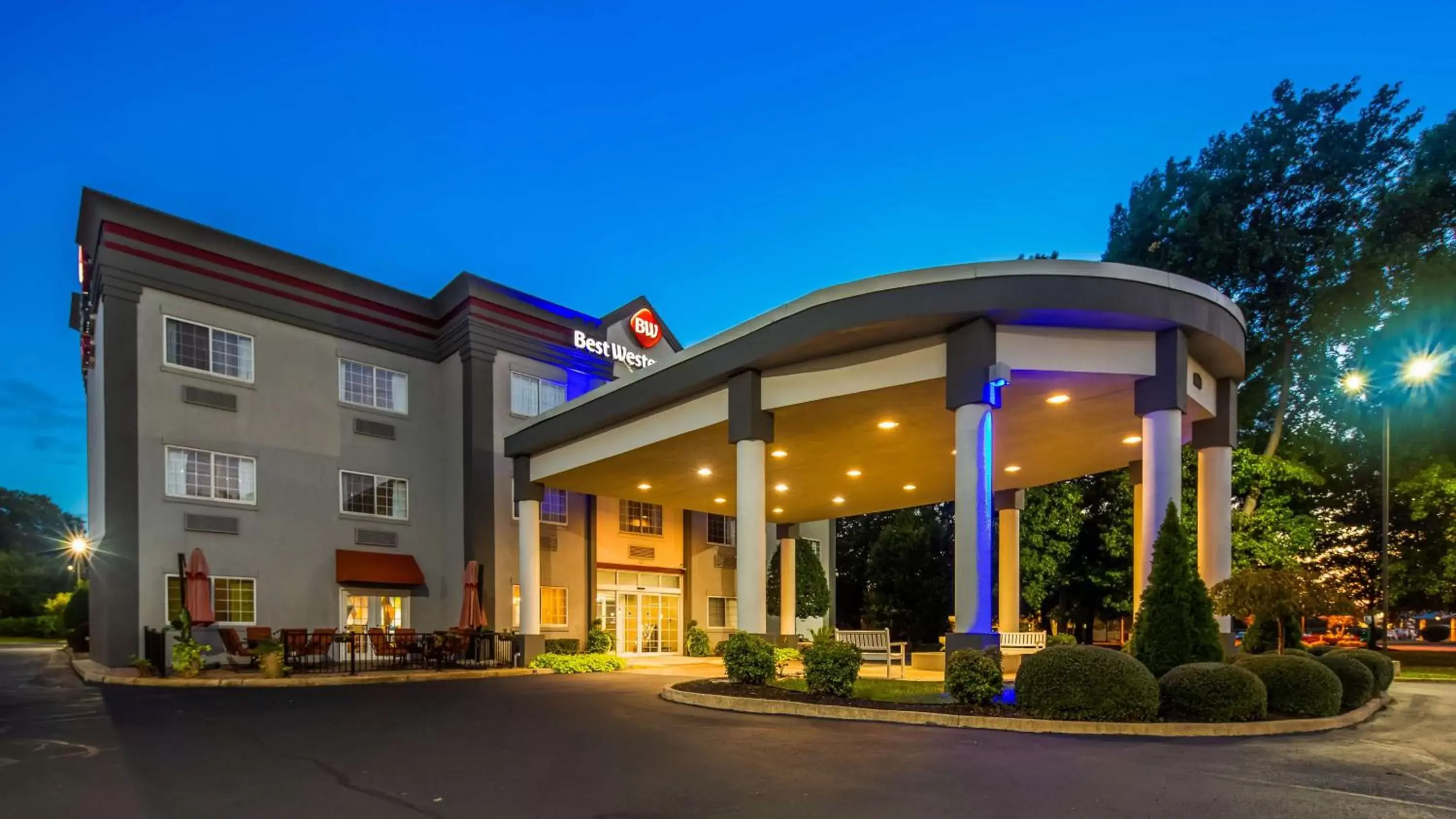 Property building in Best Western Plus Newport News Property building in Best Western Plus Newport News