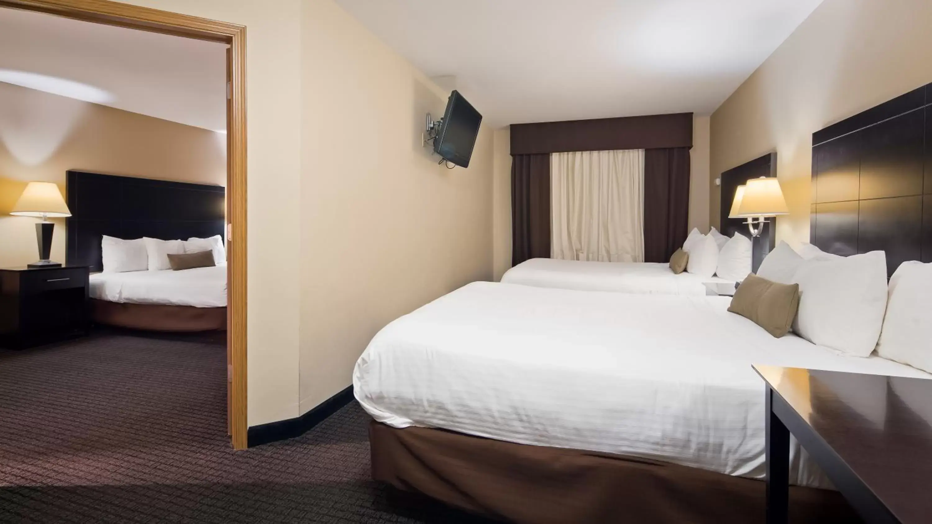 Photo of the whole room, Bed in Best Western Lakewinds