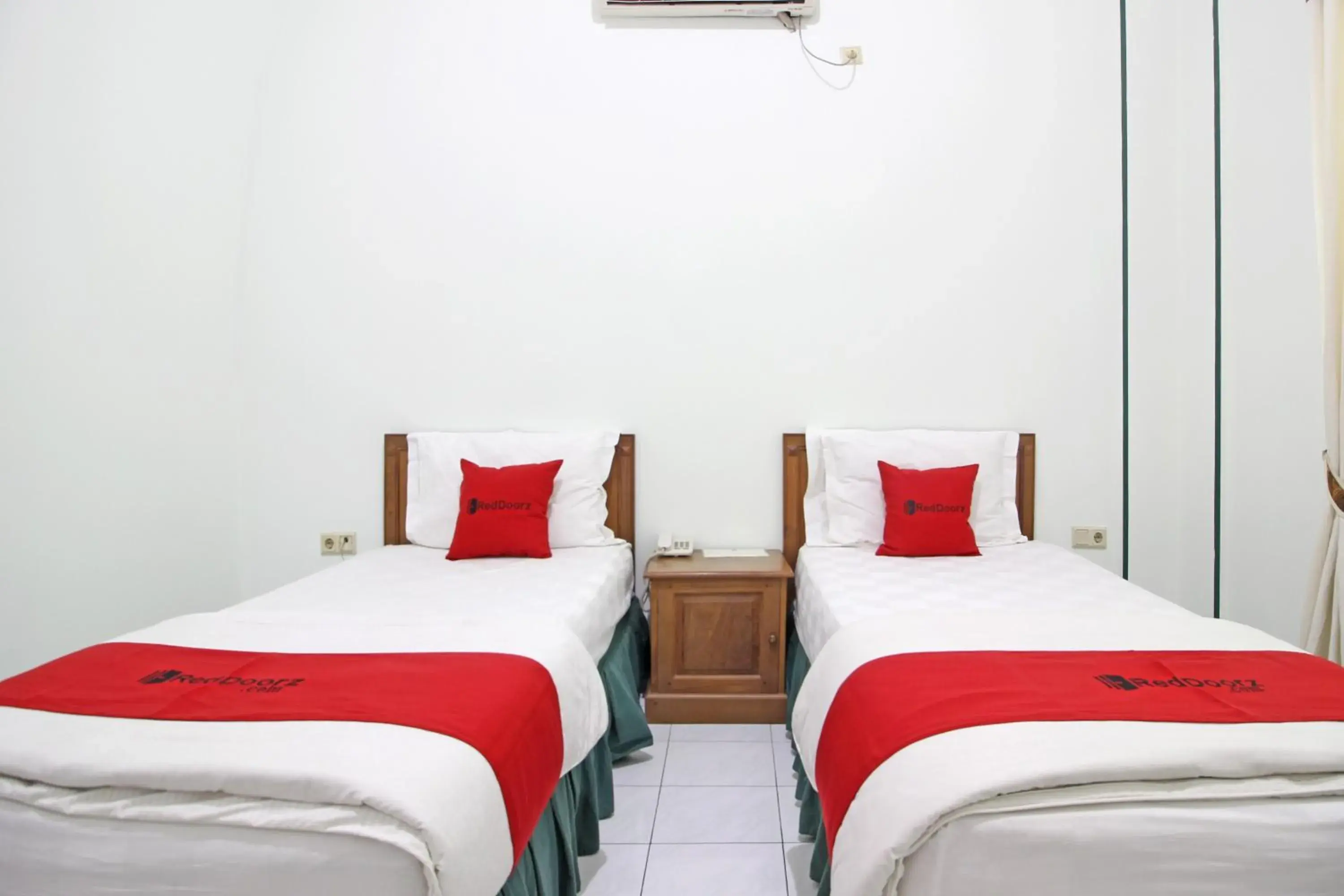 Bedroom, Bed in RedDoorz near XT Square Yogyakarta