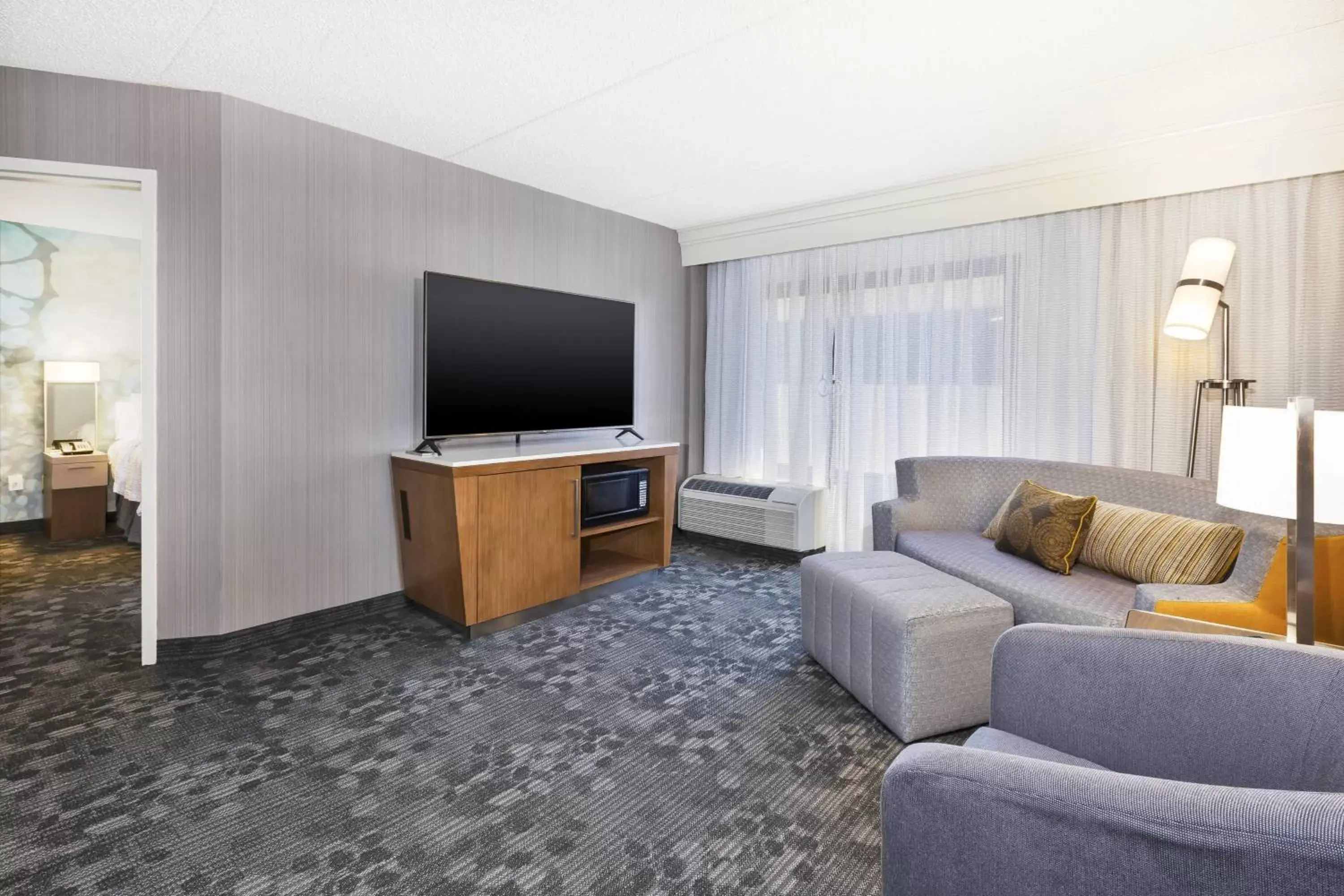 Bedroom, TV/Entertainment Center in Courtyard by Marriott Secaucus Meadowlands