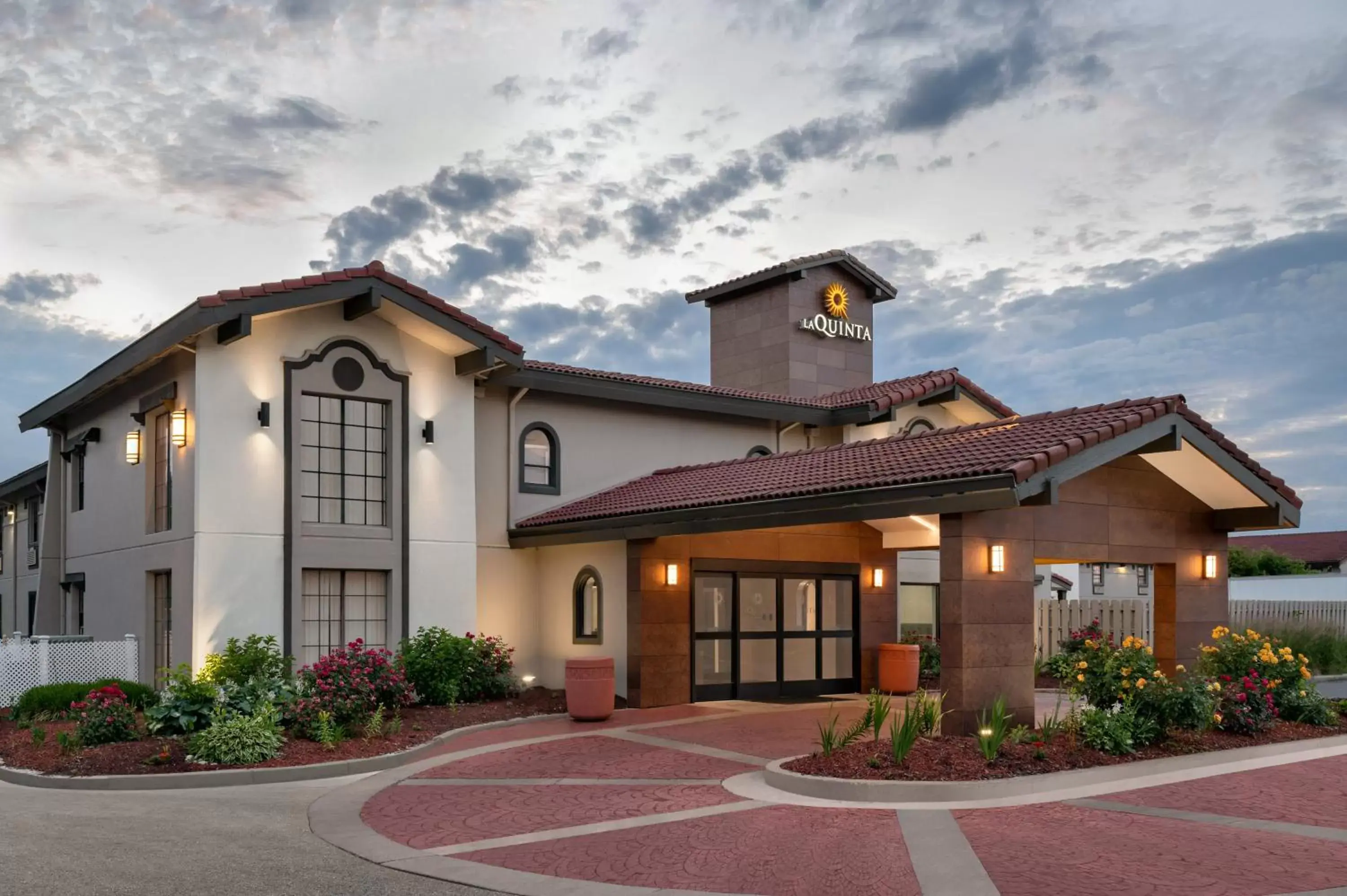 Facade/entrance, Property Building in La Quinta Inn by Wyndham Columbus Airport Area