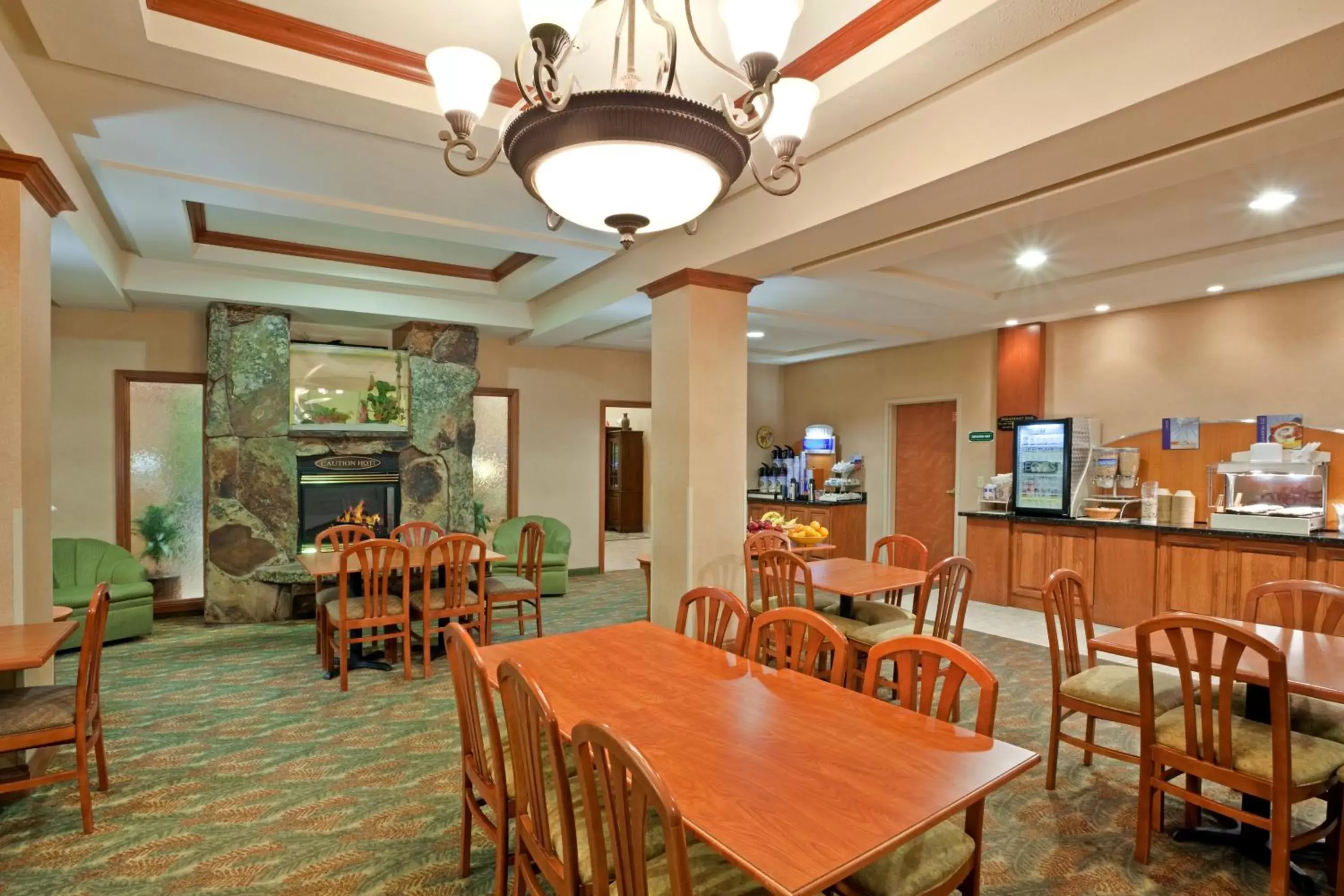 Restaurant/Places to Eat in Triple Play Resort Hotel & Suites