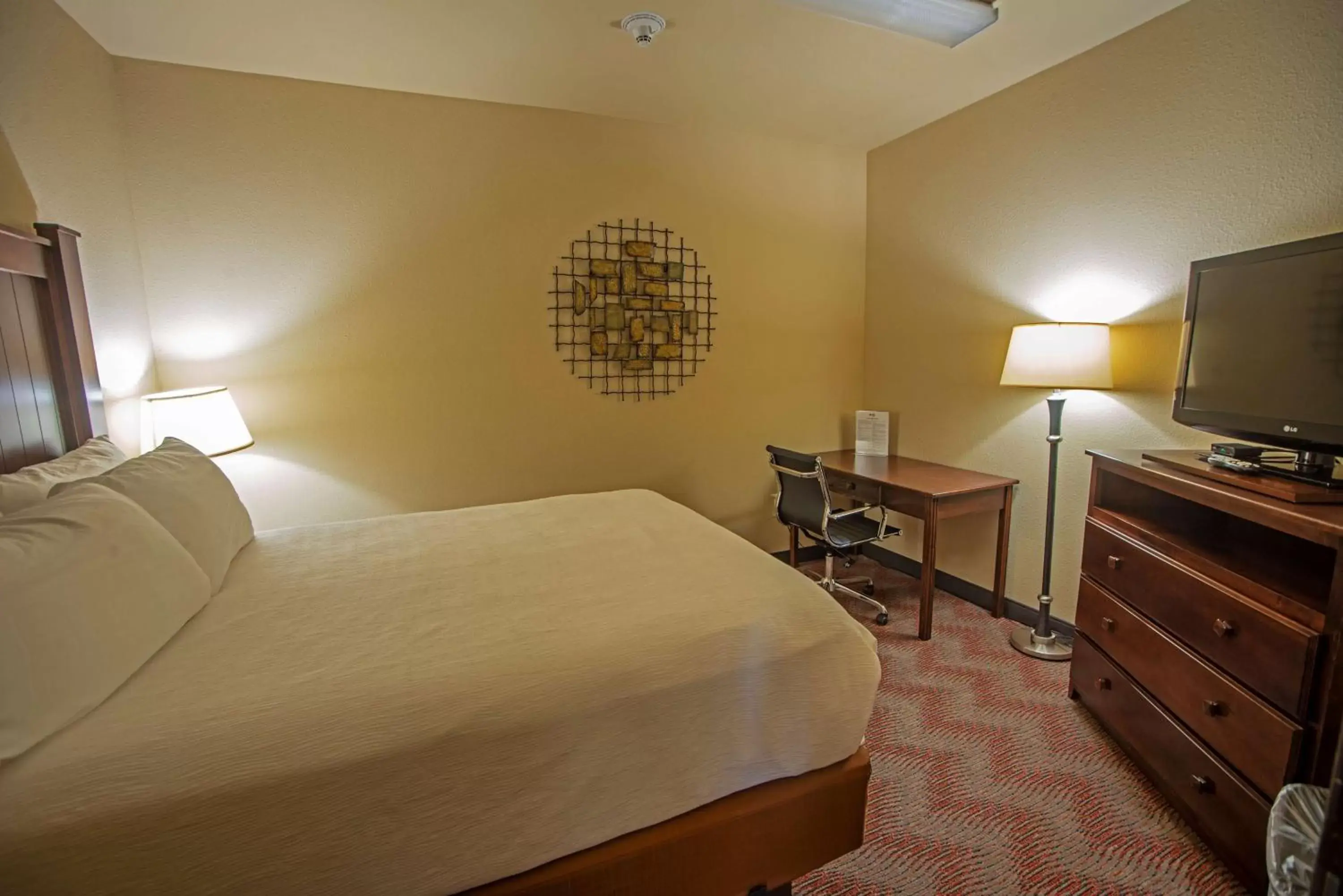 Photo of the whole room, Bed in Best Western PLUS Cimarron Hotel & Suites