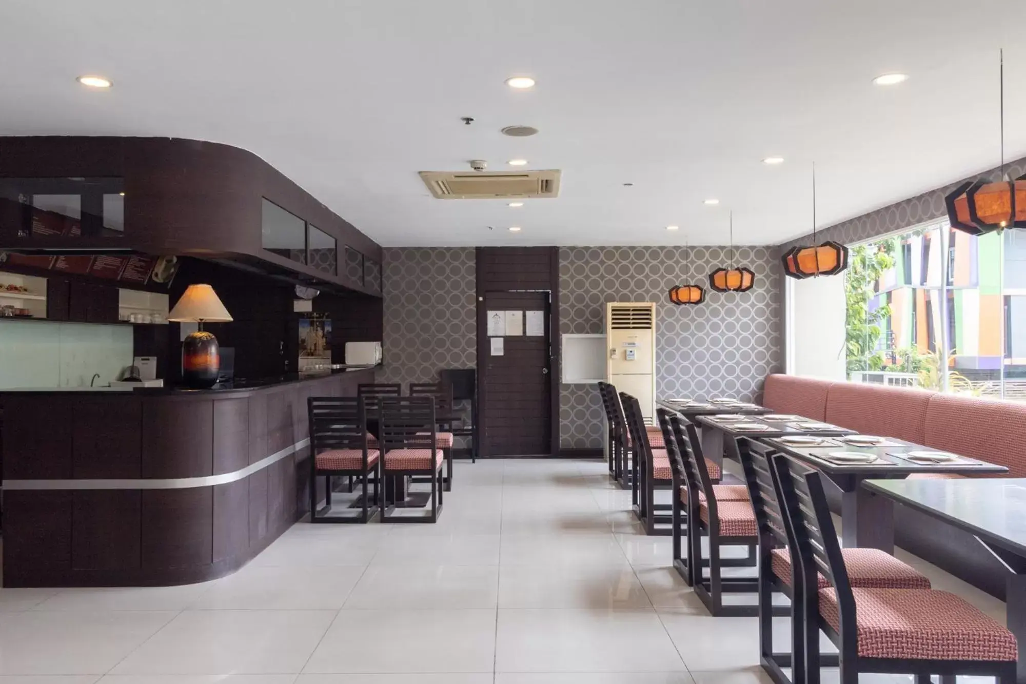 Restaurant/places to eat in Boss Suites Nana Hotel