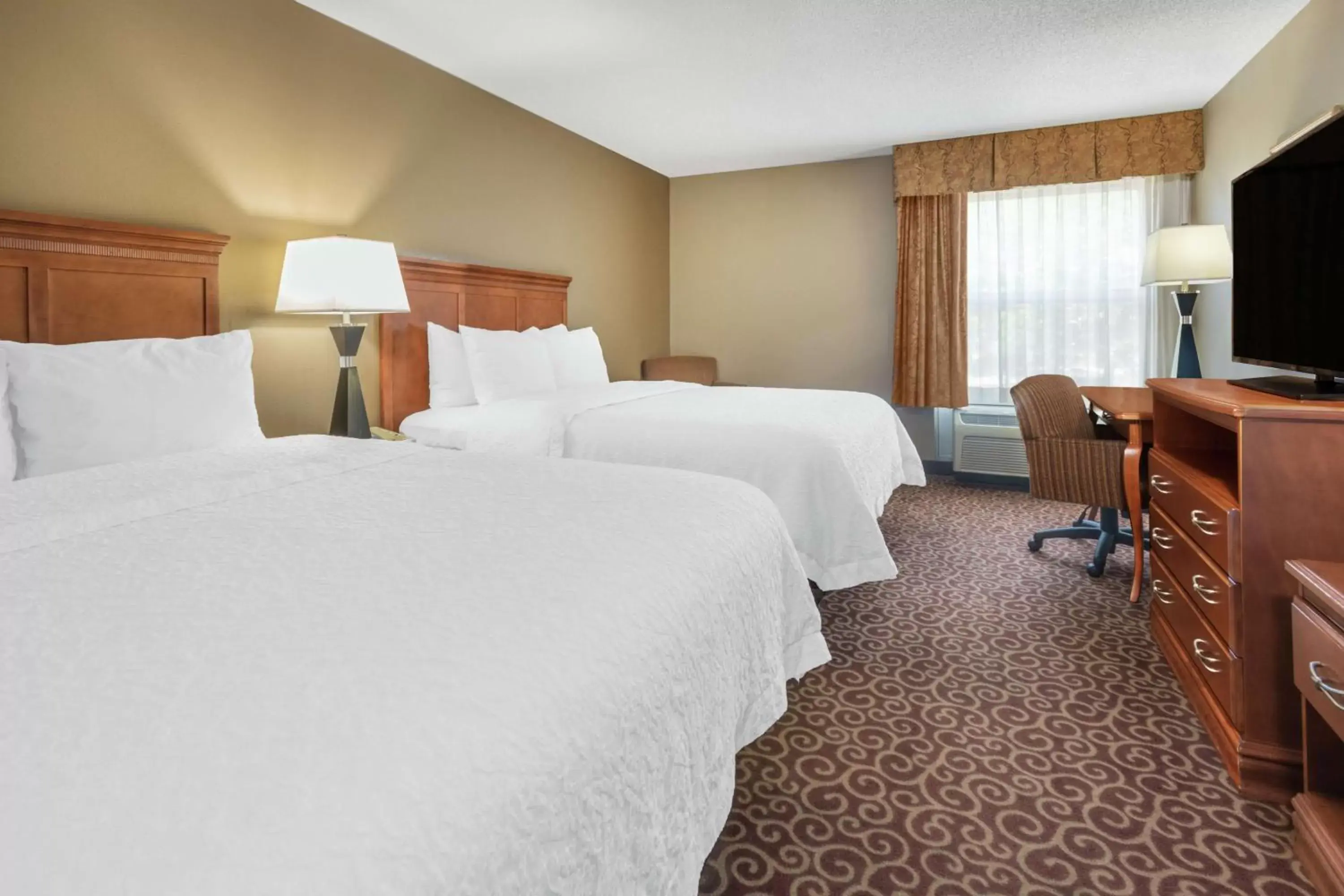 Bedroom, Bed in Hampton Inn South Heritage Park