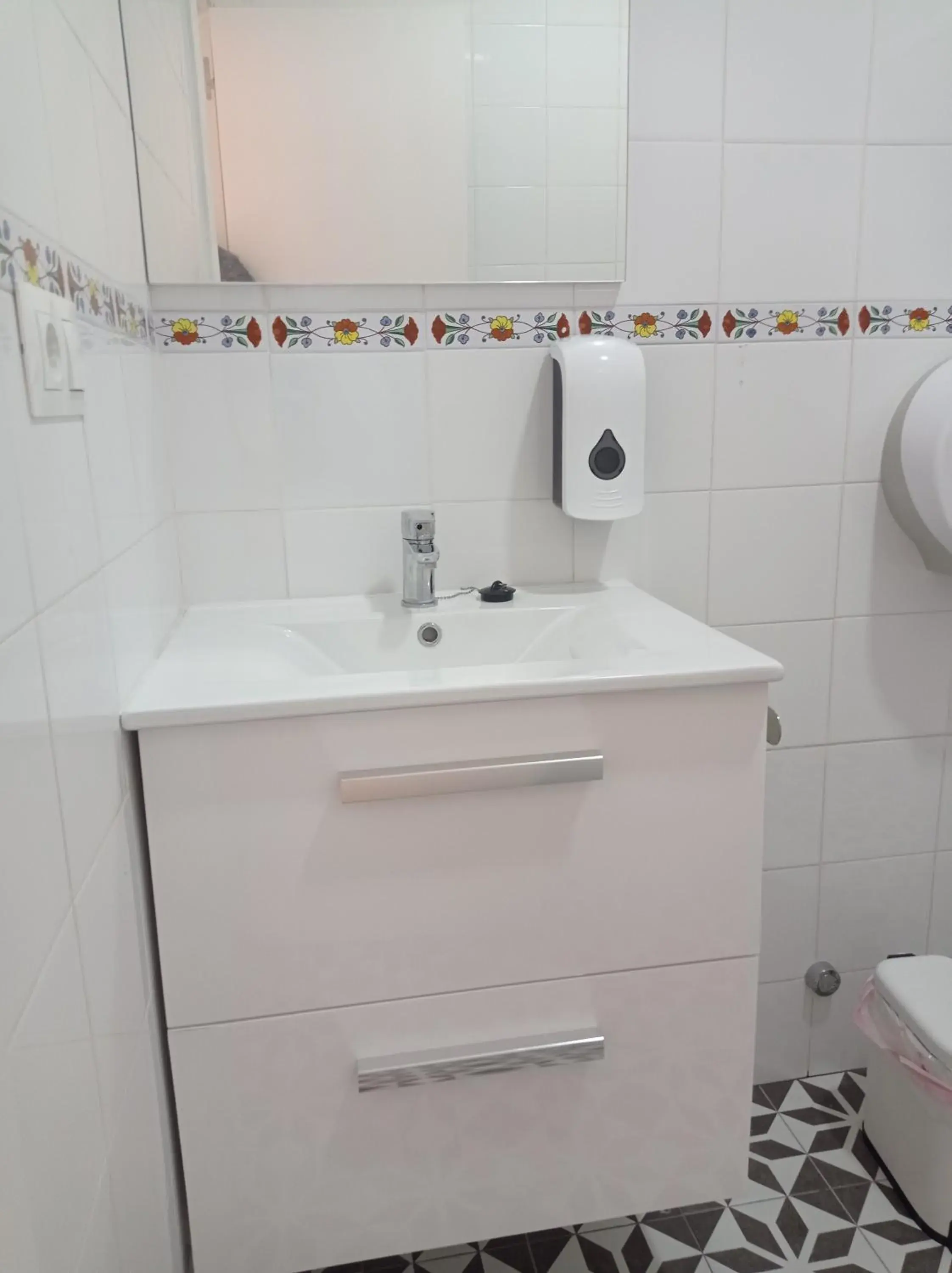 Bathroom in Planeta Cadiz Hostel