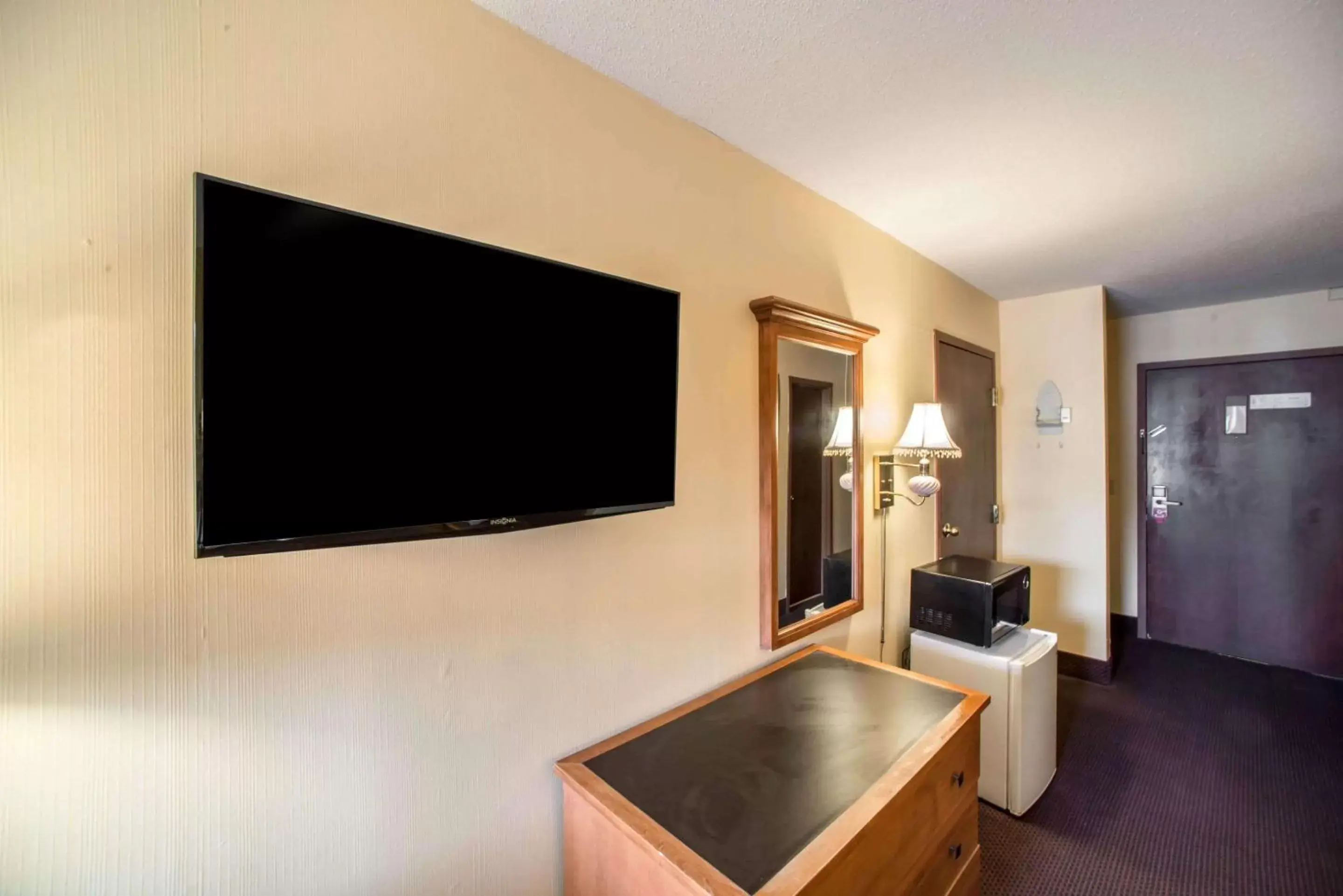 Photo of the whole room, TV/Entertainment Center in Econo Lodge Marion