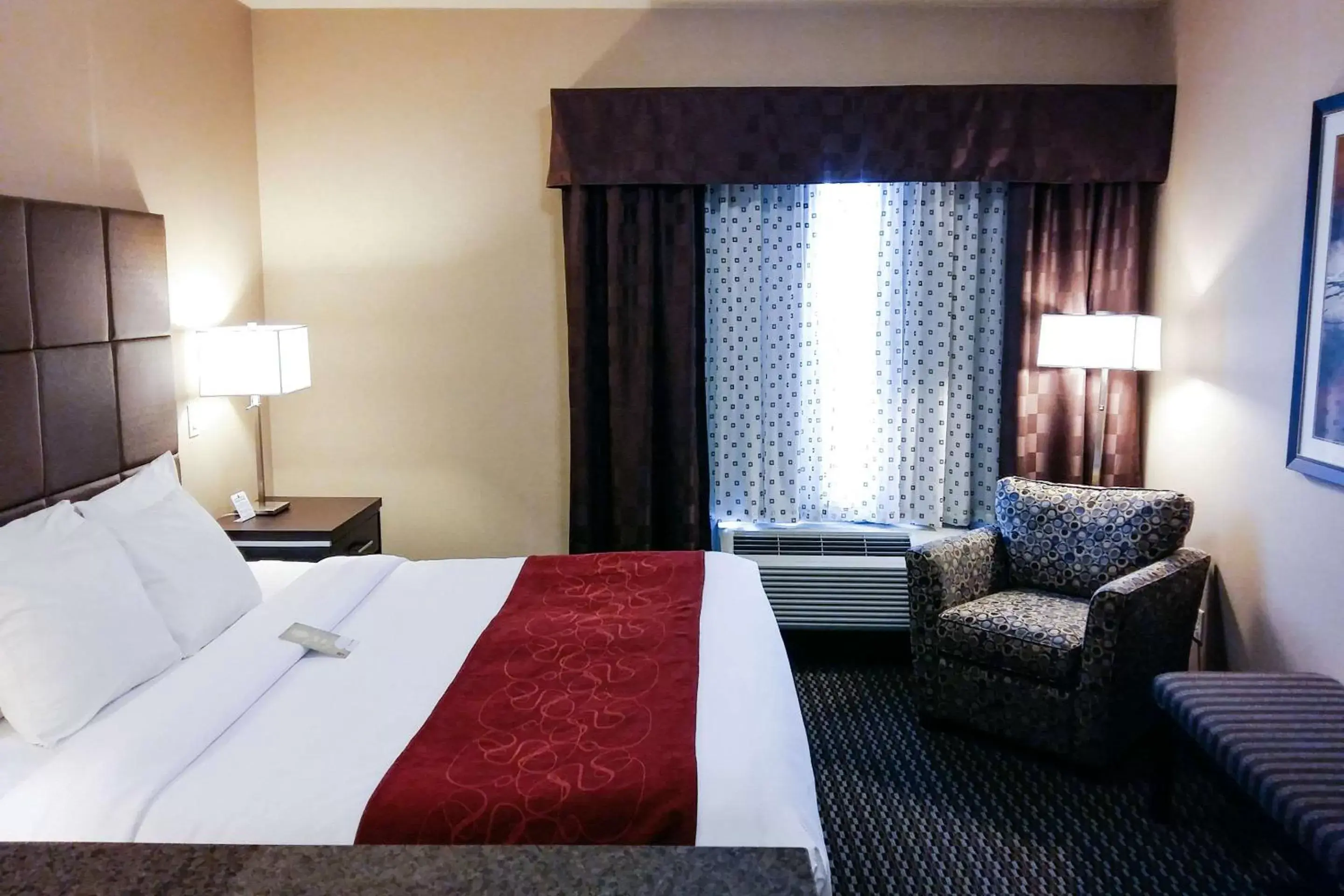 Photo of the whole room in Comfort Suites Kelowna