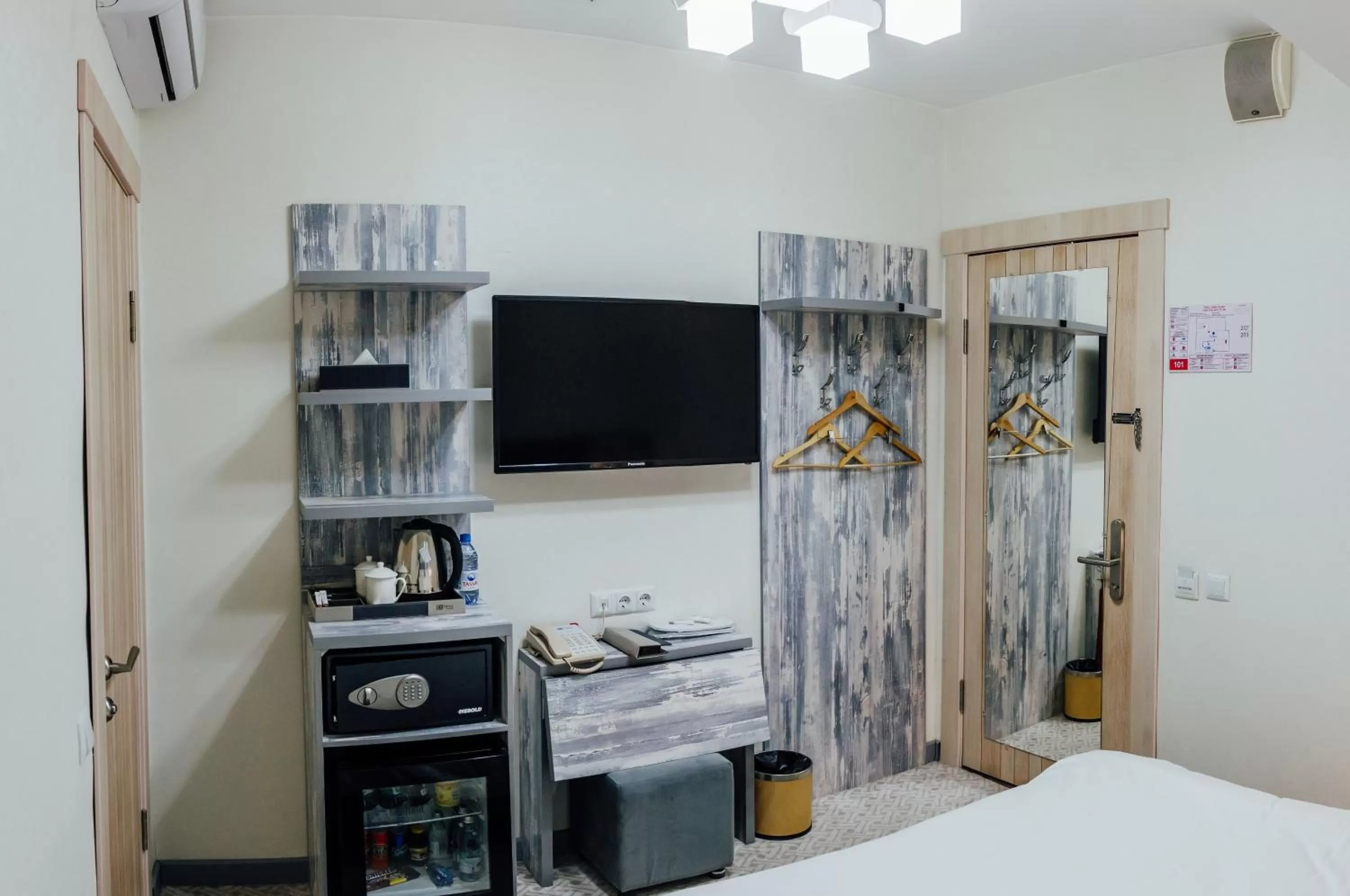 TV and multimedia, TV/Entertainment Center in Express City Hotel