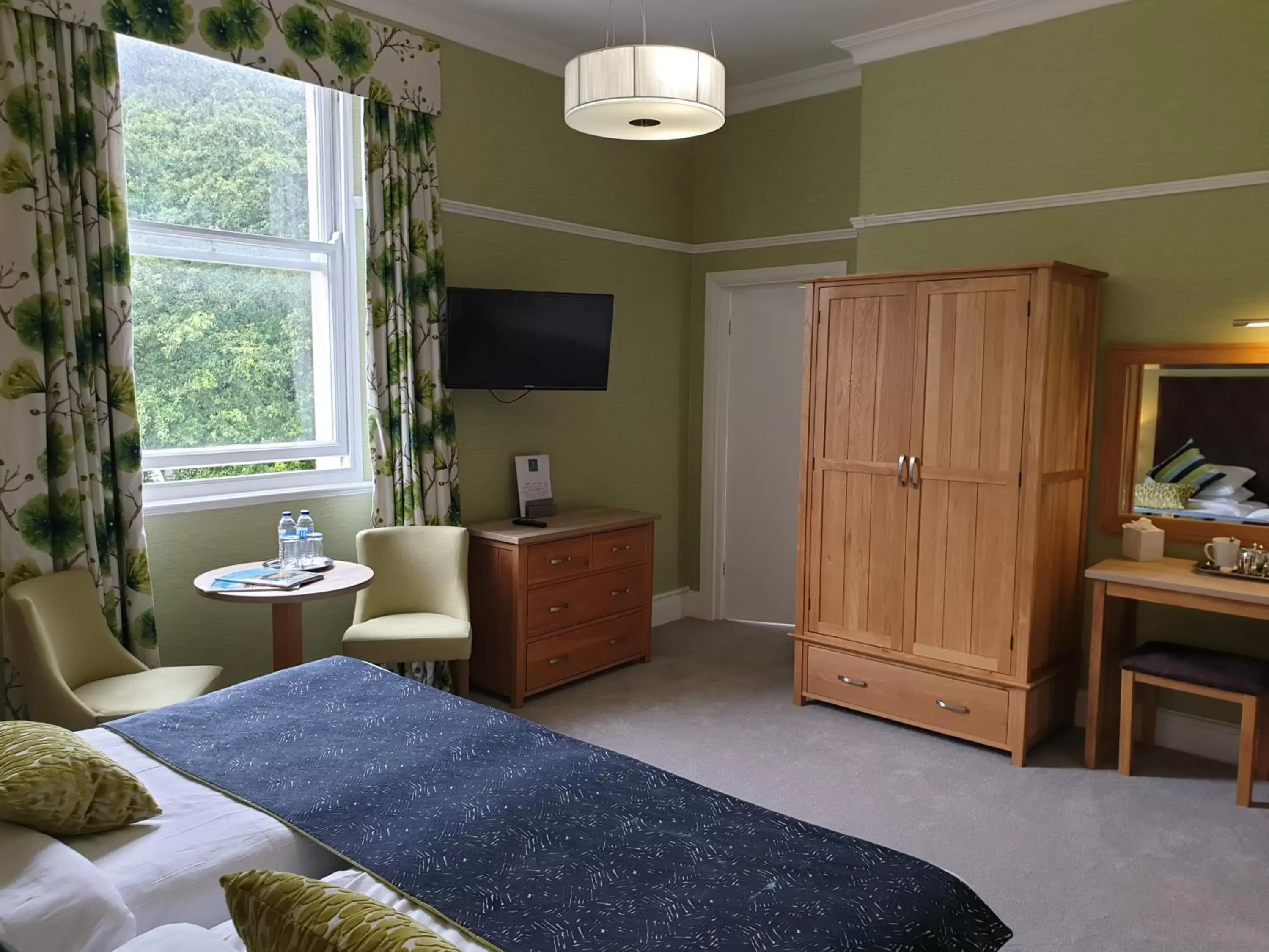 Bed, TV/Entertainment Center in The Osborne Hotel