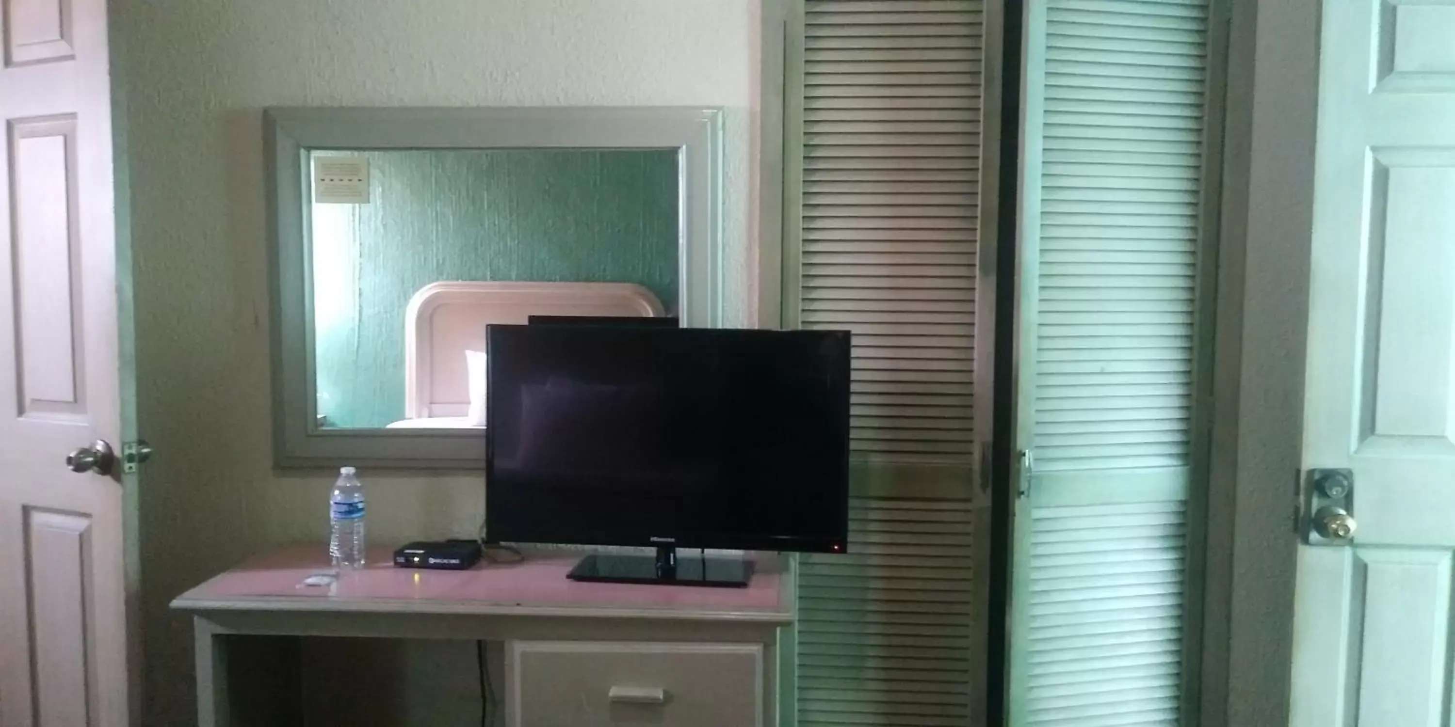 TV/Entertainment Center in Hotel Nueva Galicia