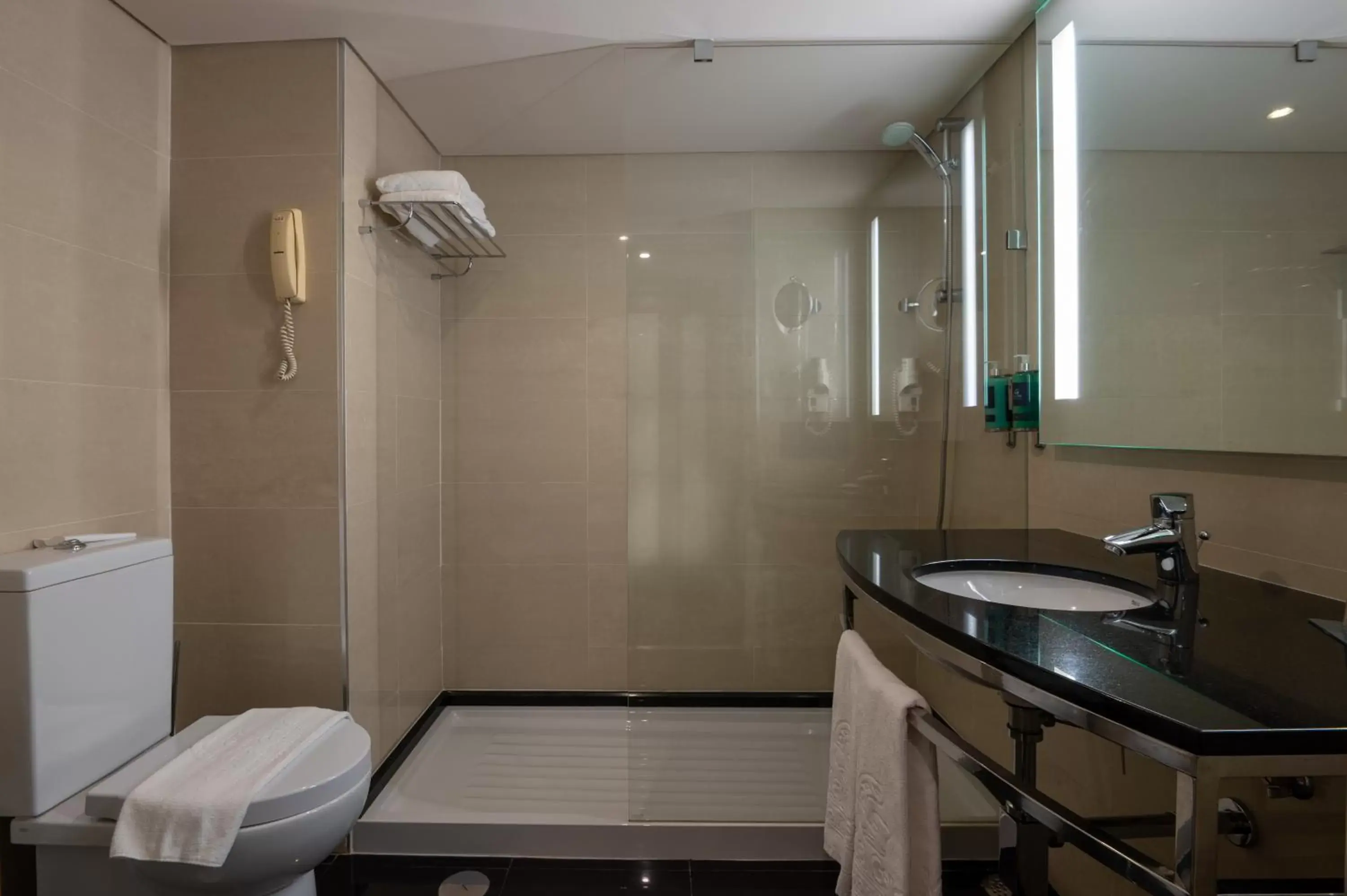 Twin Room with Sea View and Extra Bed (3 Adults) in Vila Gale Cascais Twin Room with Sea View and Extra Bed (3 Adults) in Vila Gale Cascais