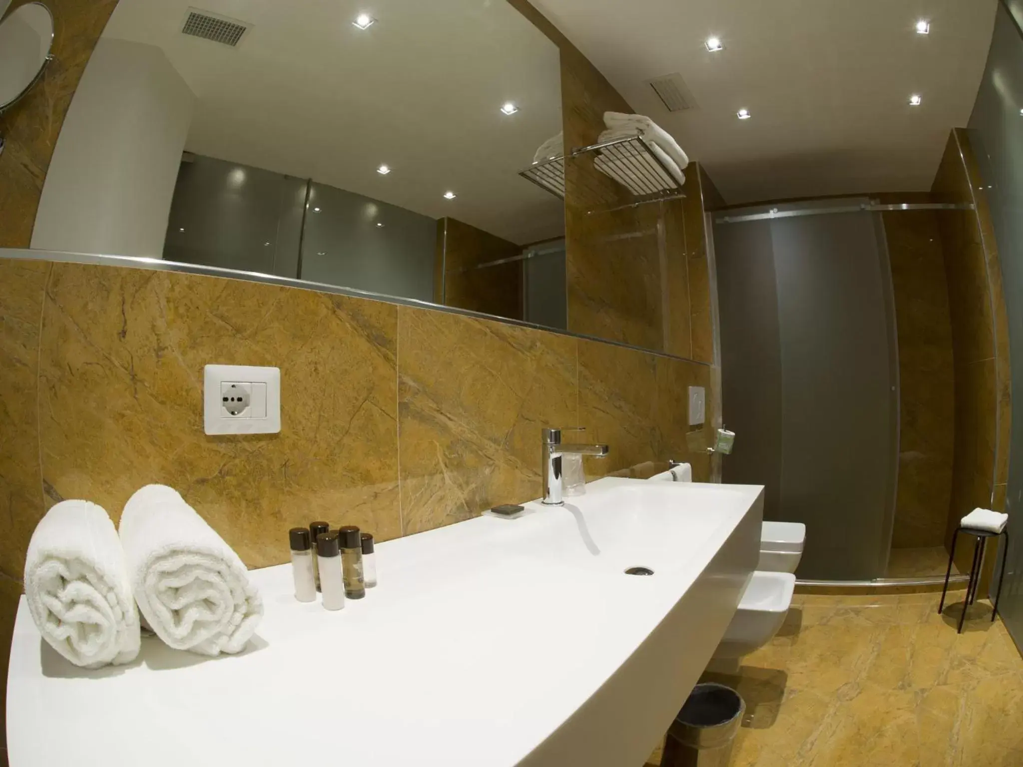 Bathroom in Catania International Airport Hotel