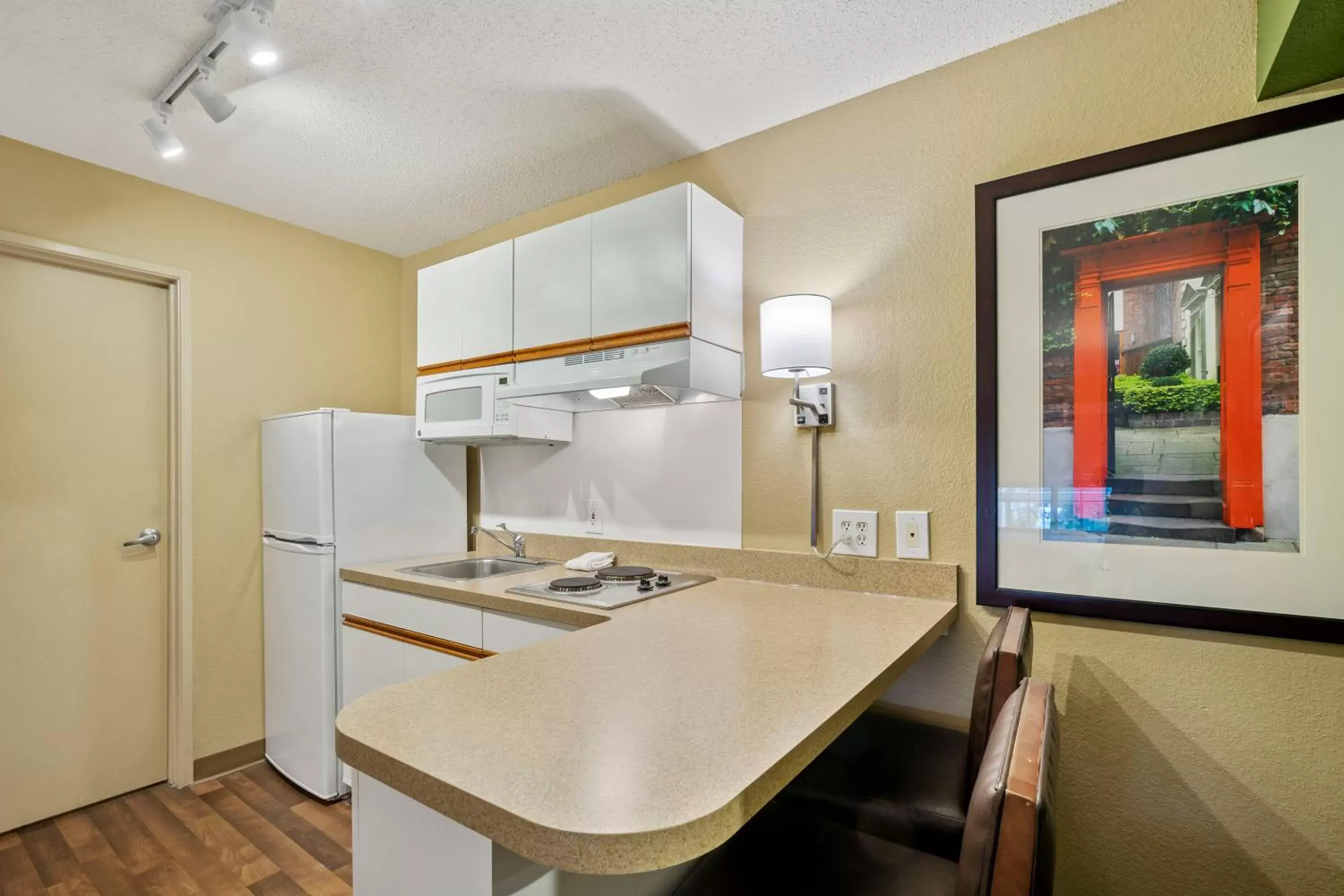 Kitchen or kitchenette, Bathroom in Extended Stay America Suites - Washington, DC - Falls Church - Merrifield