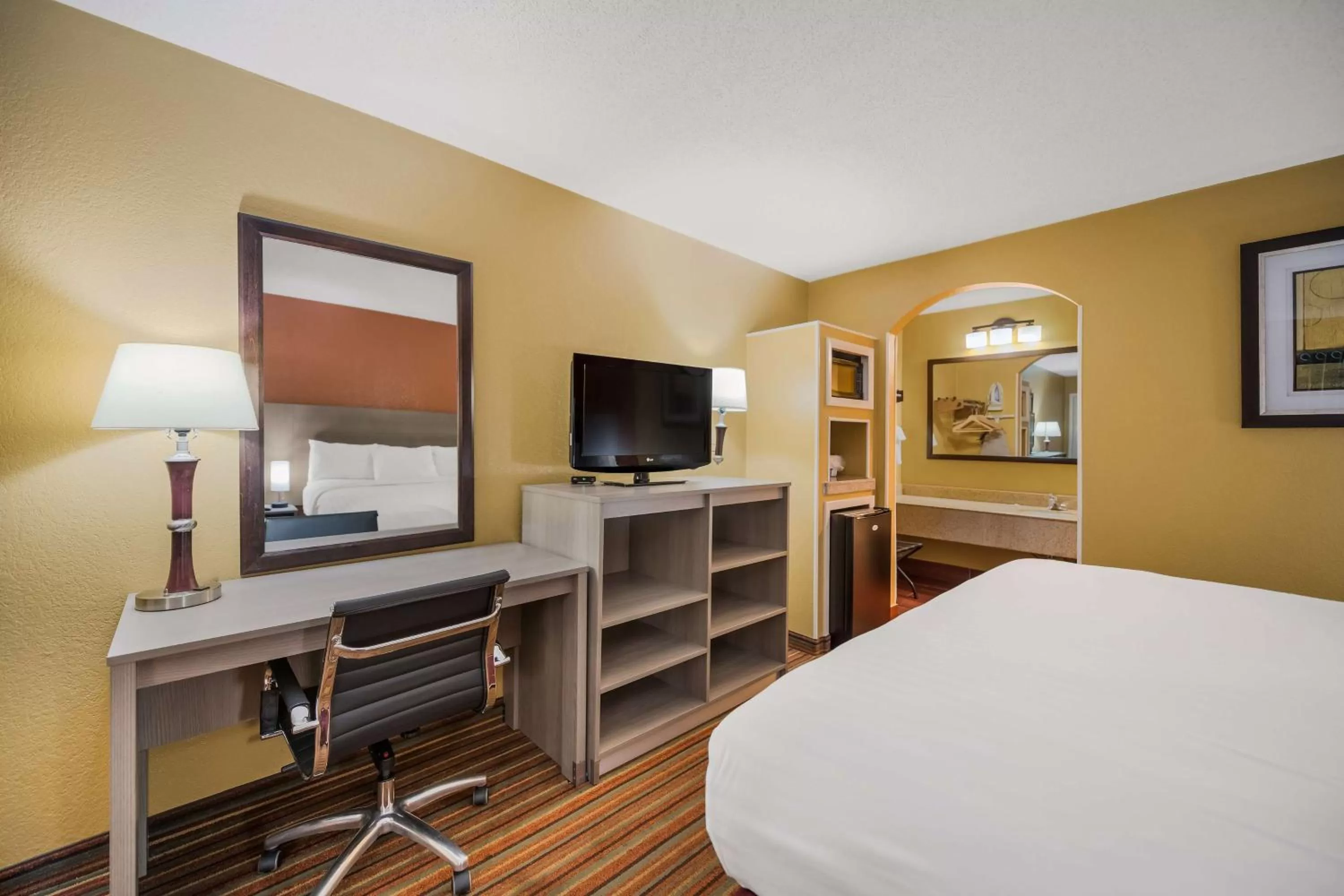 Bedroom, Bed in SureStay Hotel by Best Western Mt Pleasant