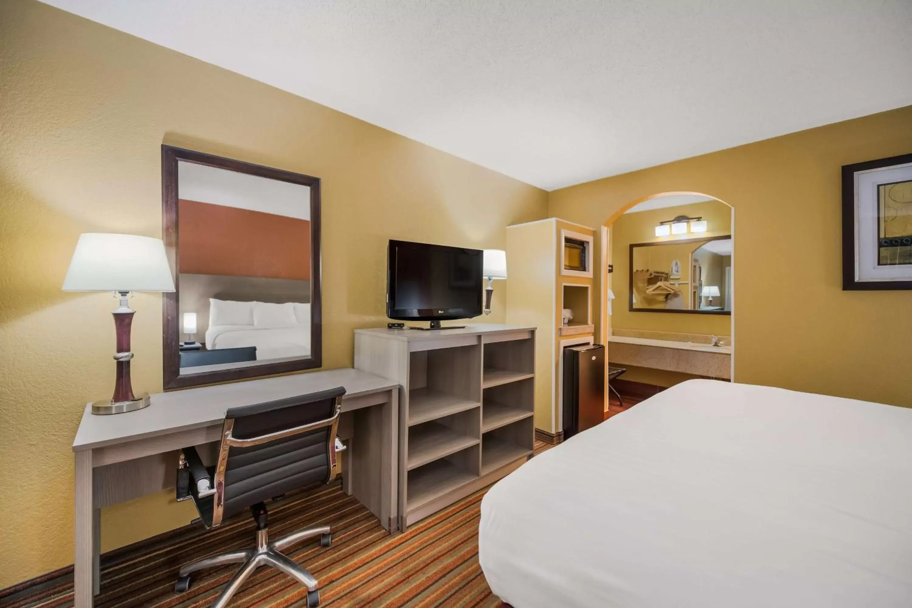 Bedroom, TV/Entertainment Center in SureStay Hotel by Best Western Mt Pleasant