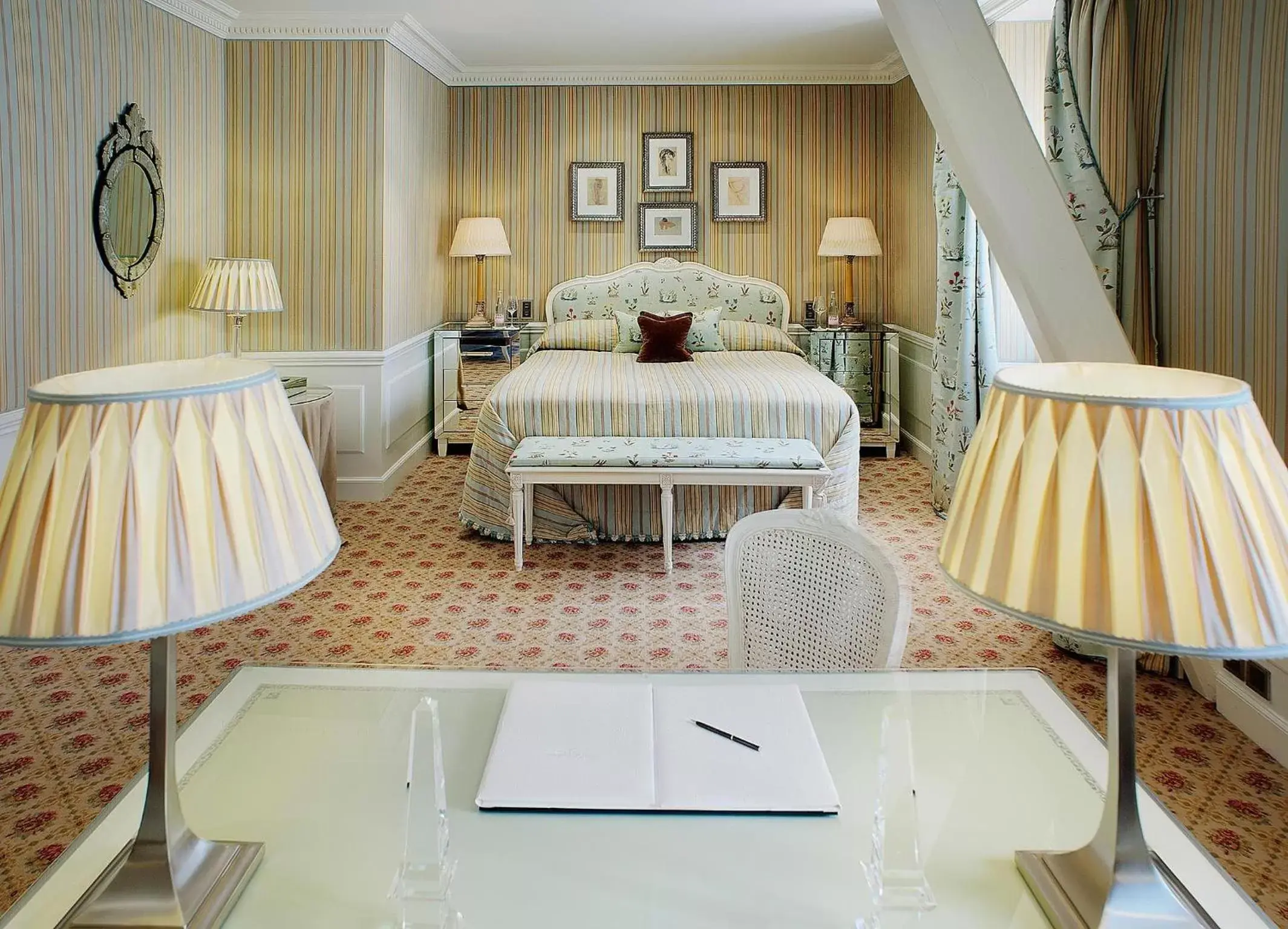 Bed, Restaurant/Places to Eat in Hotel d'Angleterre