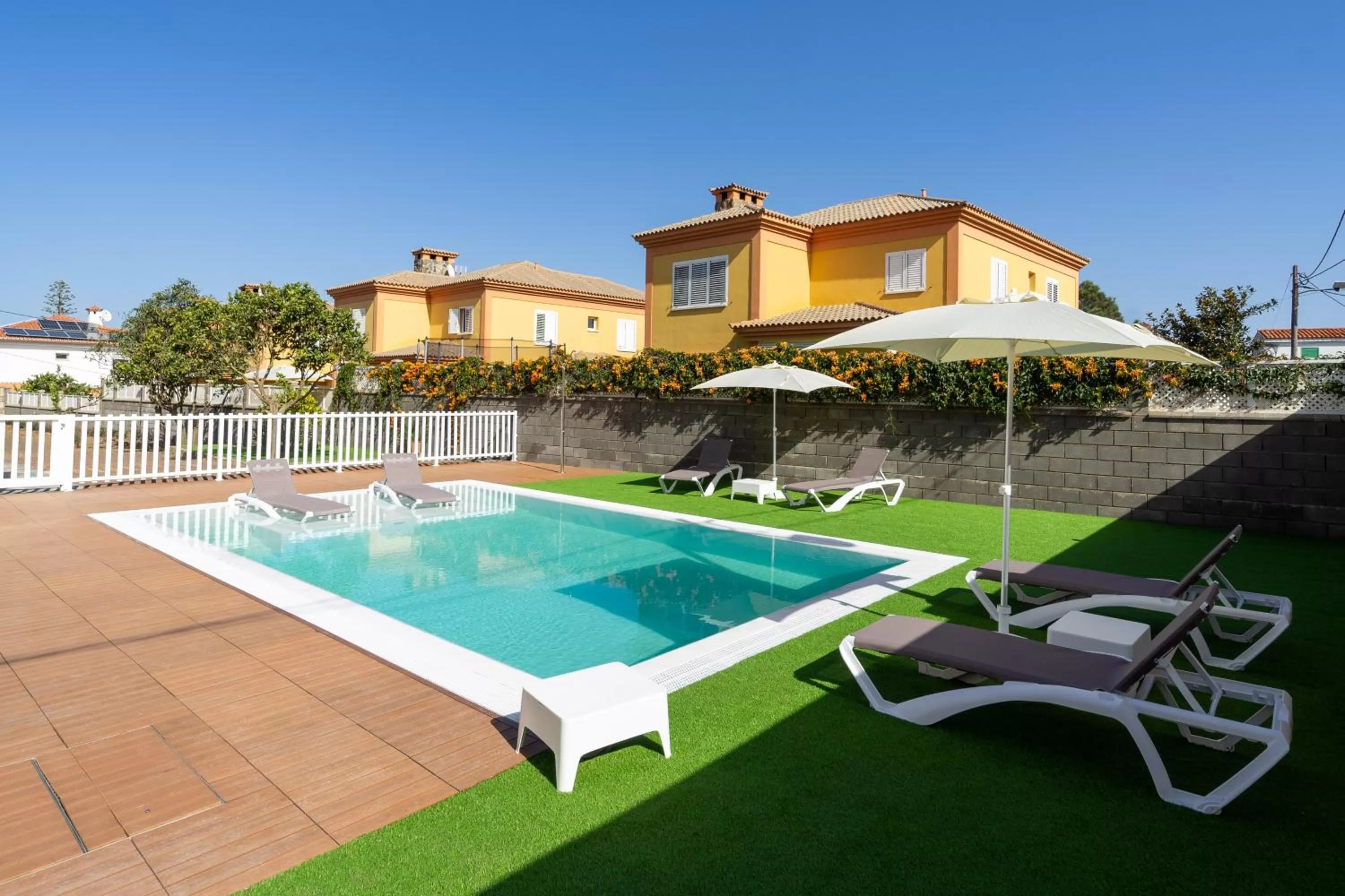 Swimming pool in Albor Suites