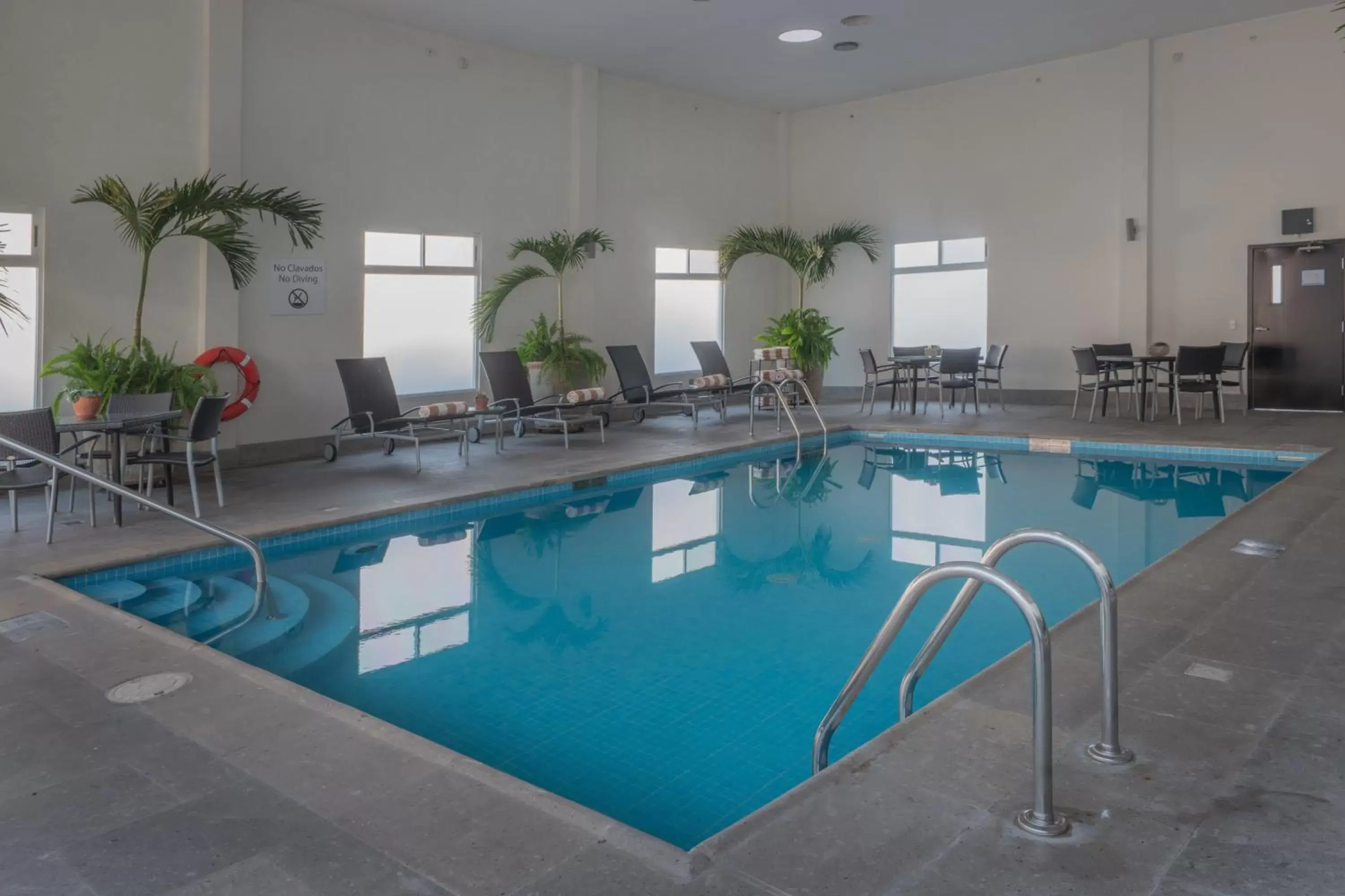 Swimming Pool in Holiday Inn Express & Suites Silao Aeropuerto Terminal, an IHG Hotel