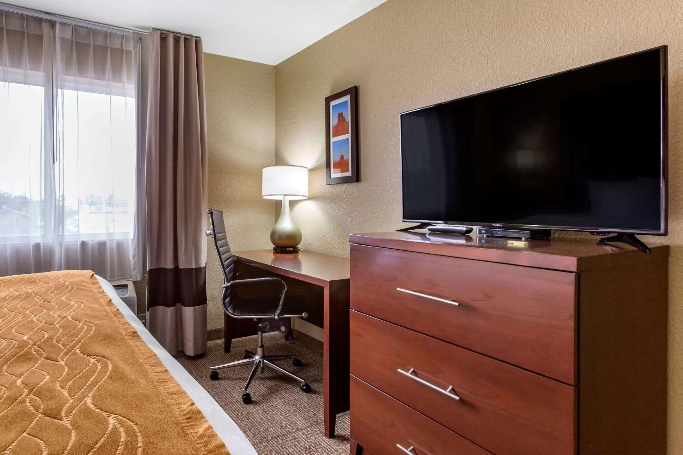 Photo of the whole room, Bed in Comfort Inn & Suites