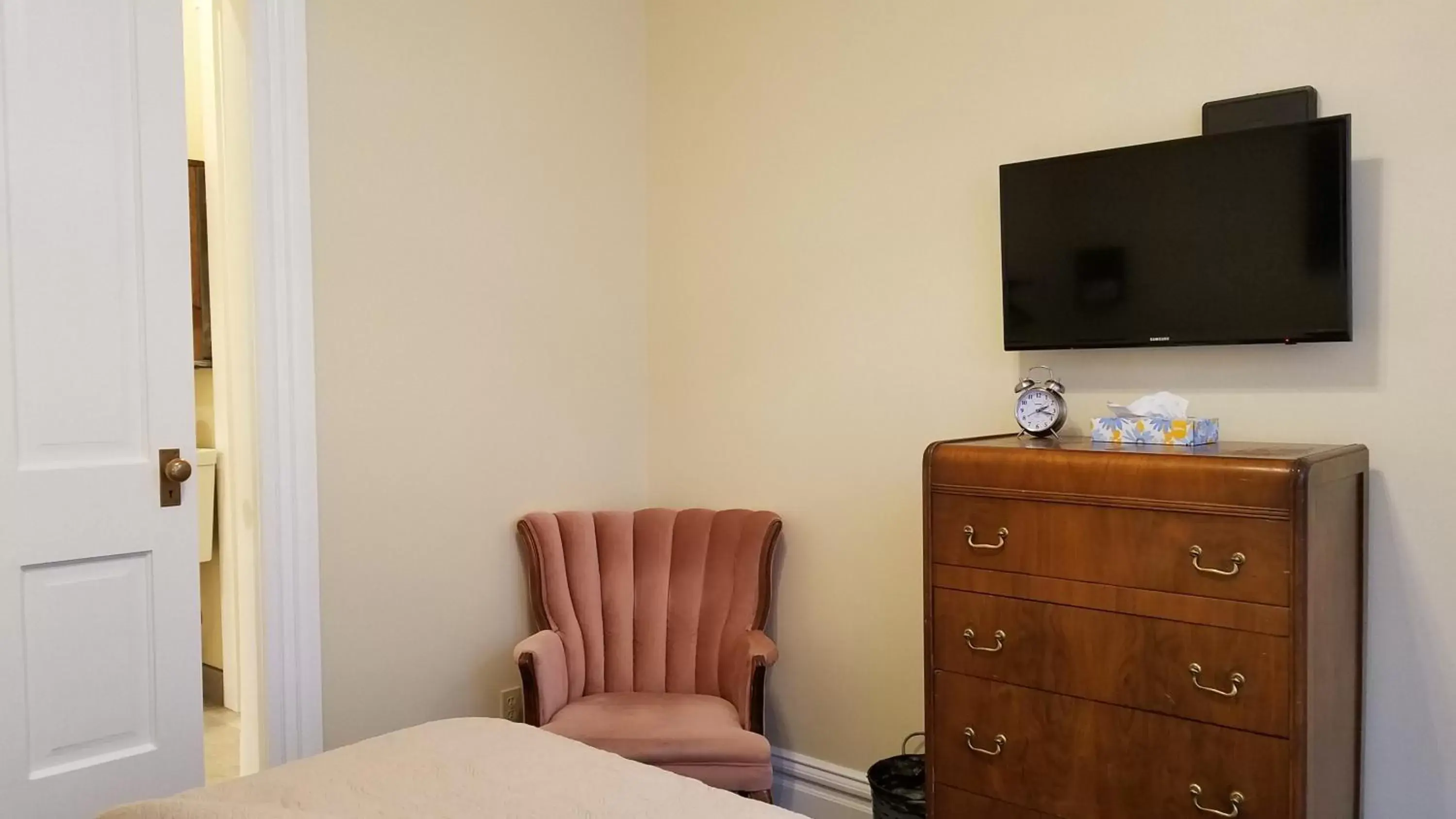 Bedroom, TV/Entertainment Center in Hotel Ouray - for 12 years old and over