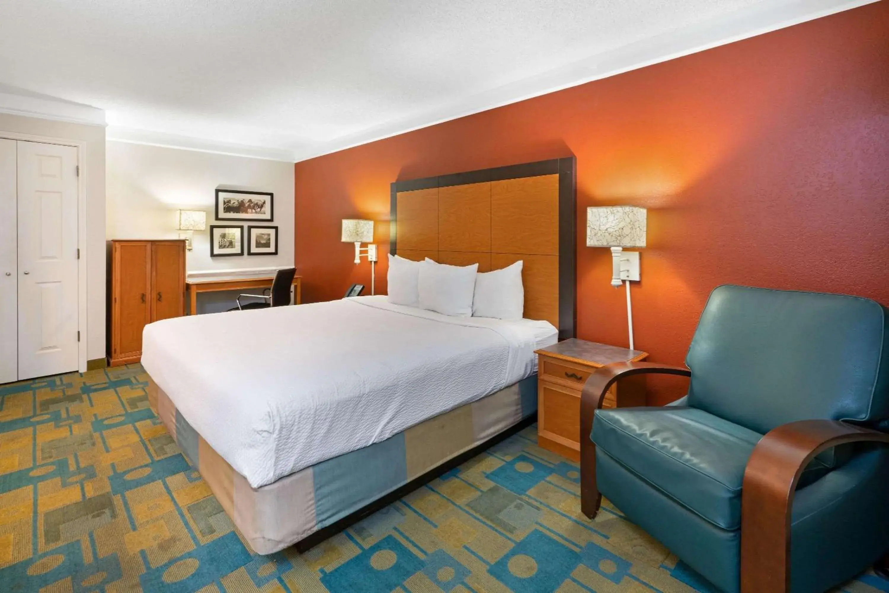 Photo of the whole room, Bed in La Quinta Inn by Wyndham Phoenix Sky Harbor Airport