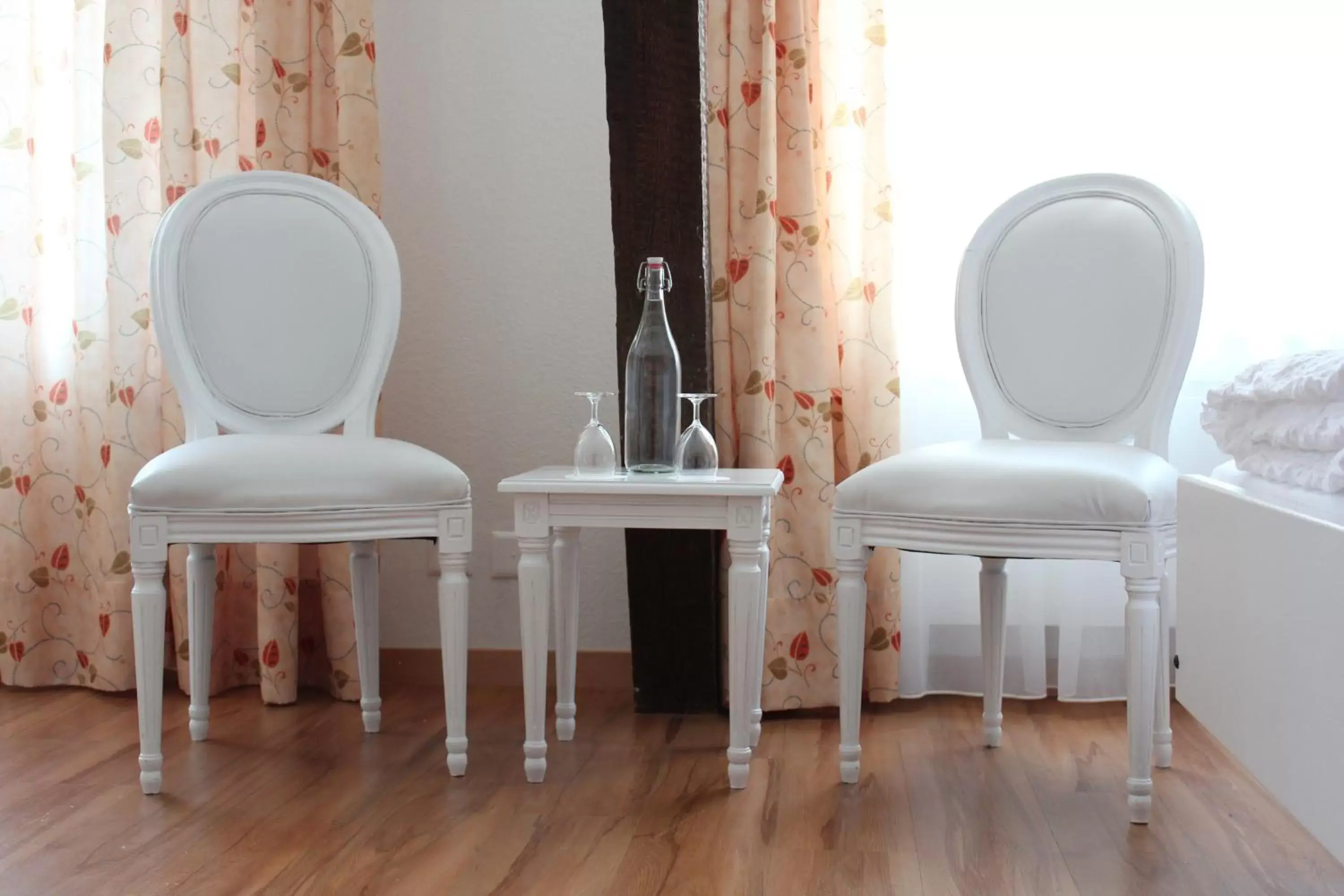 Seating area, Bathroom in Hotel Weisses Kreuz