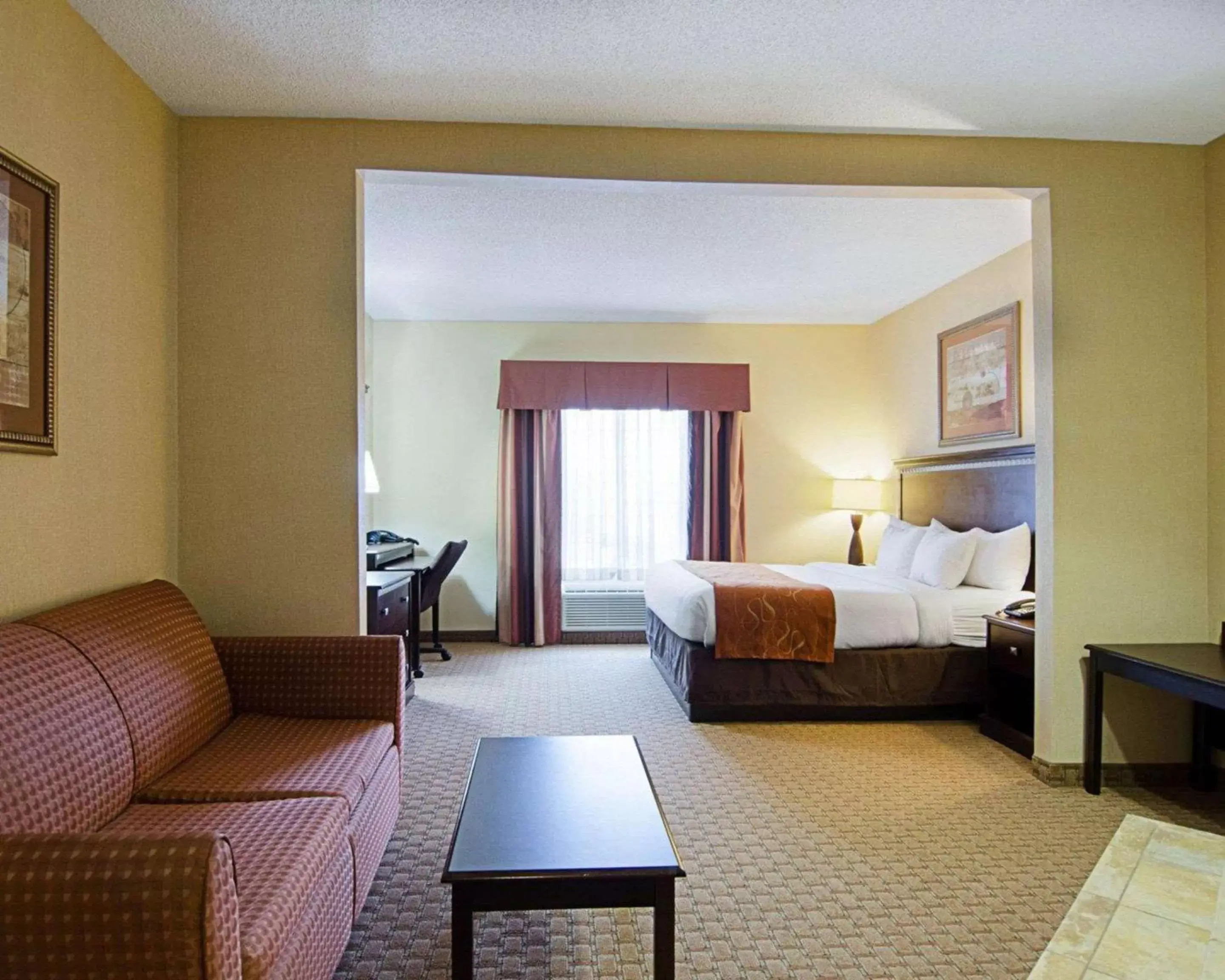 Photo of the whole room, Bed in Comfort Suites Conway