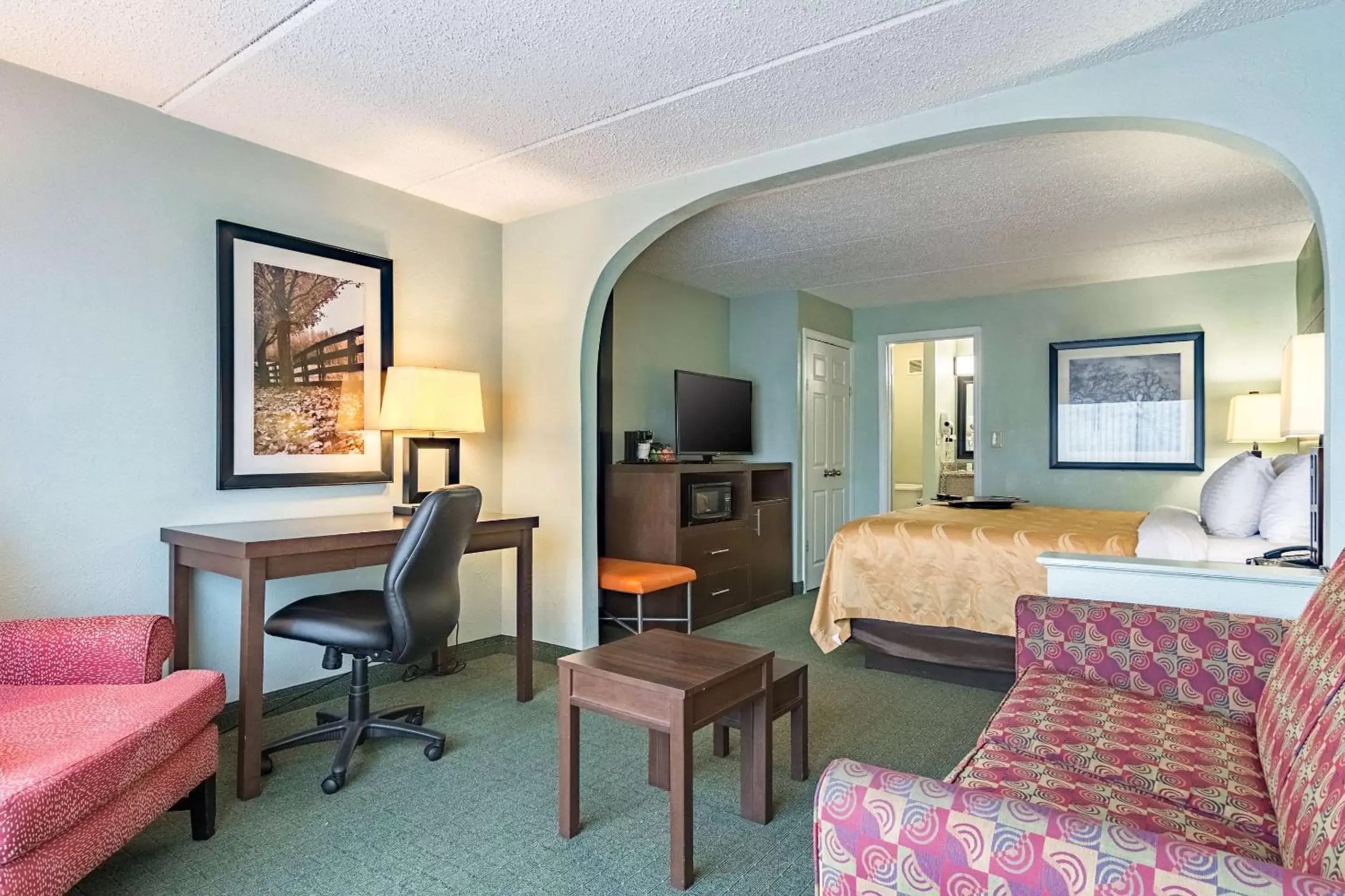 Photo of the whole room, Seating Area in Quality Inn Columbus