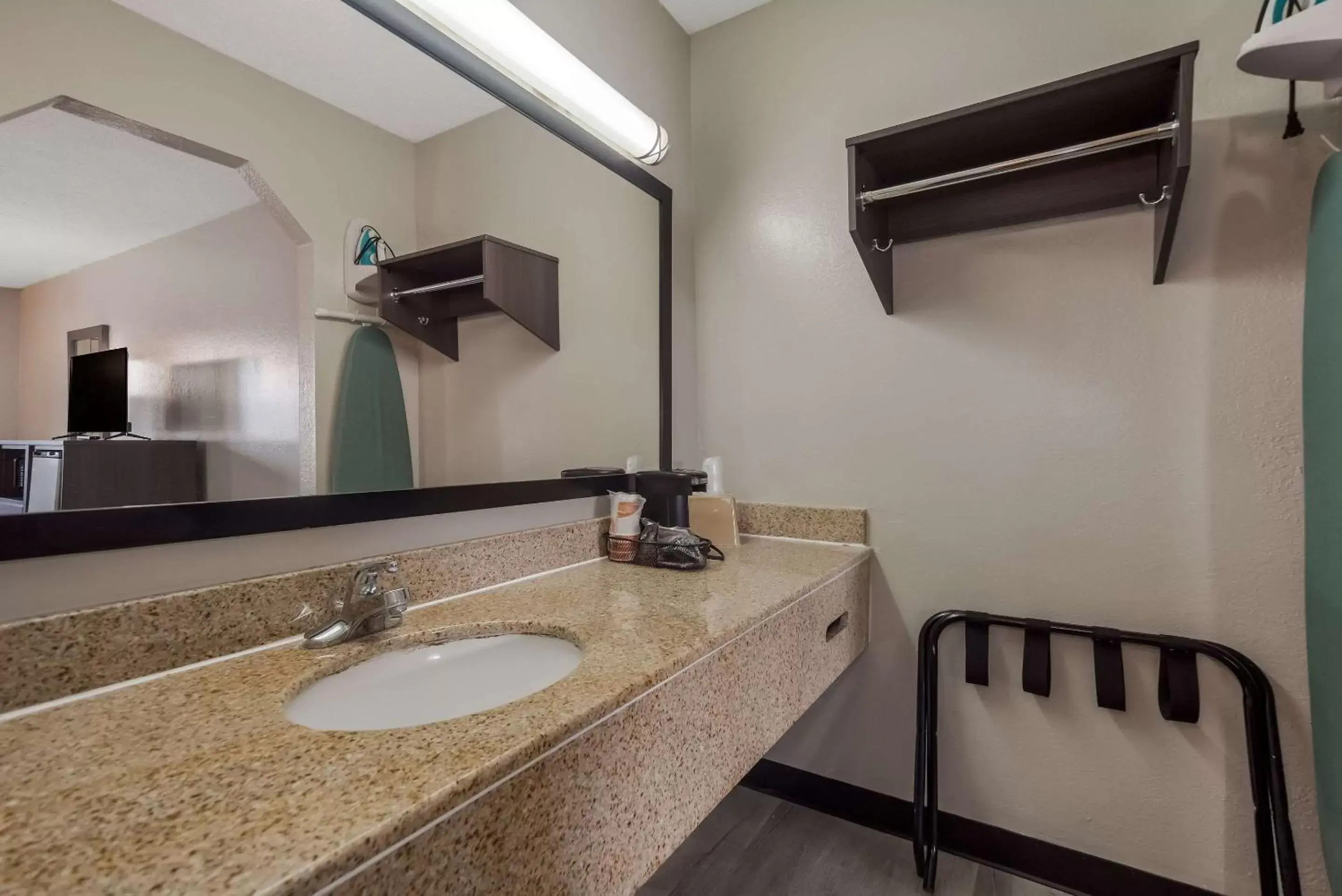 Bedroom, Bathroom in Quality Inn Charleston - West Ashley