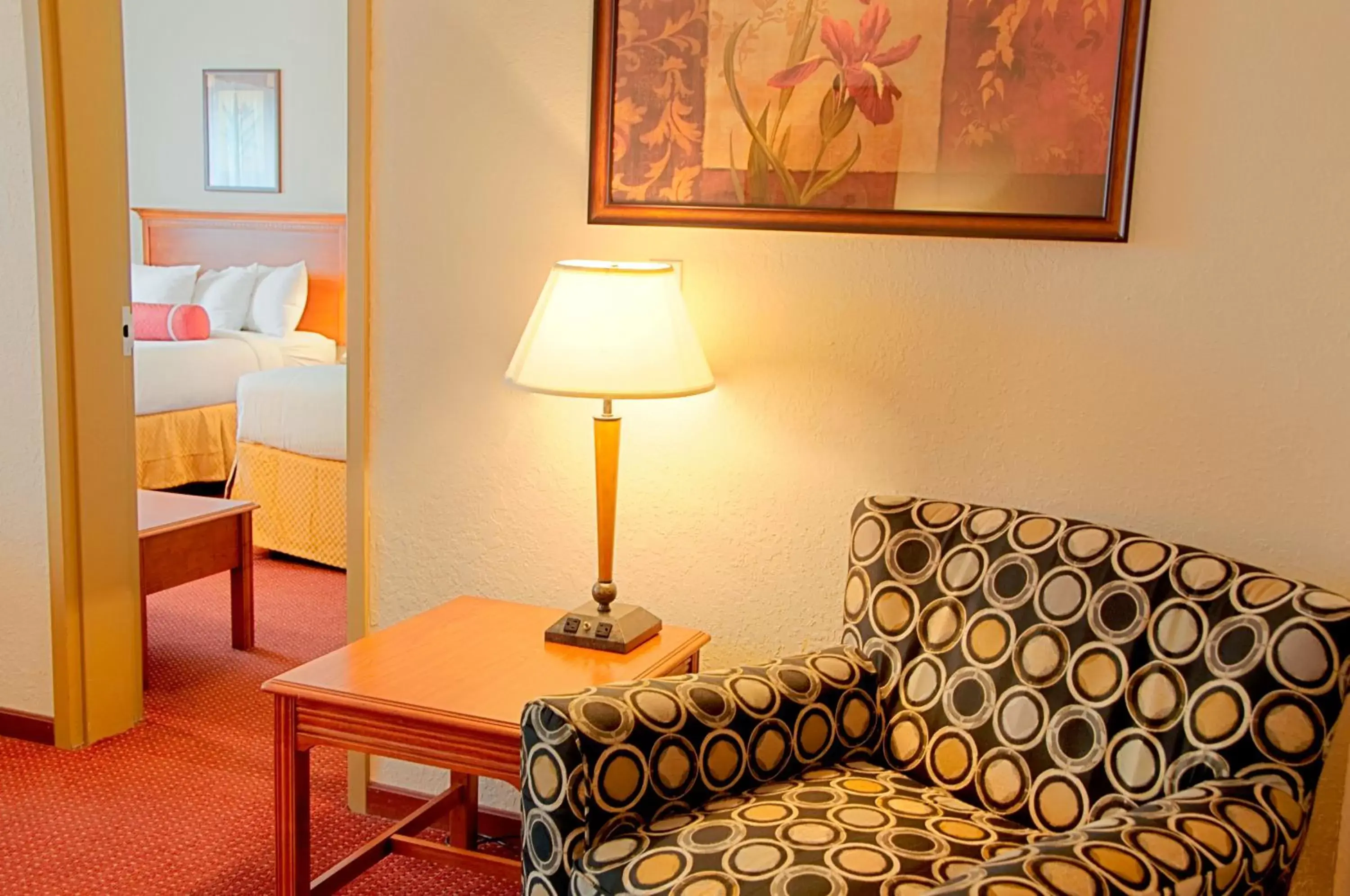 Bedroom, Seating Area in Best Western Plus Sandusky Hotel & Suites