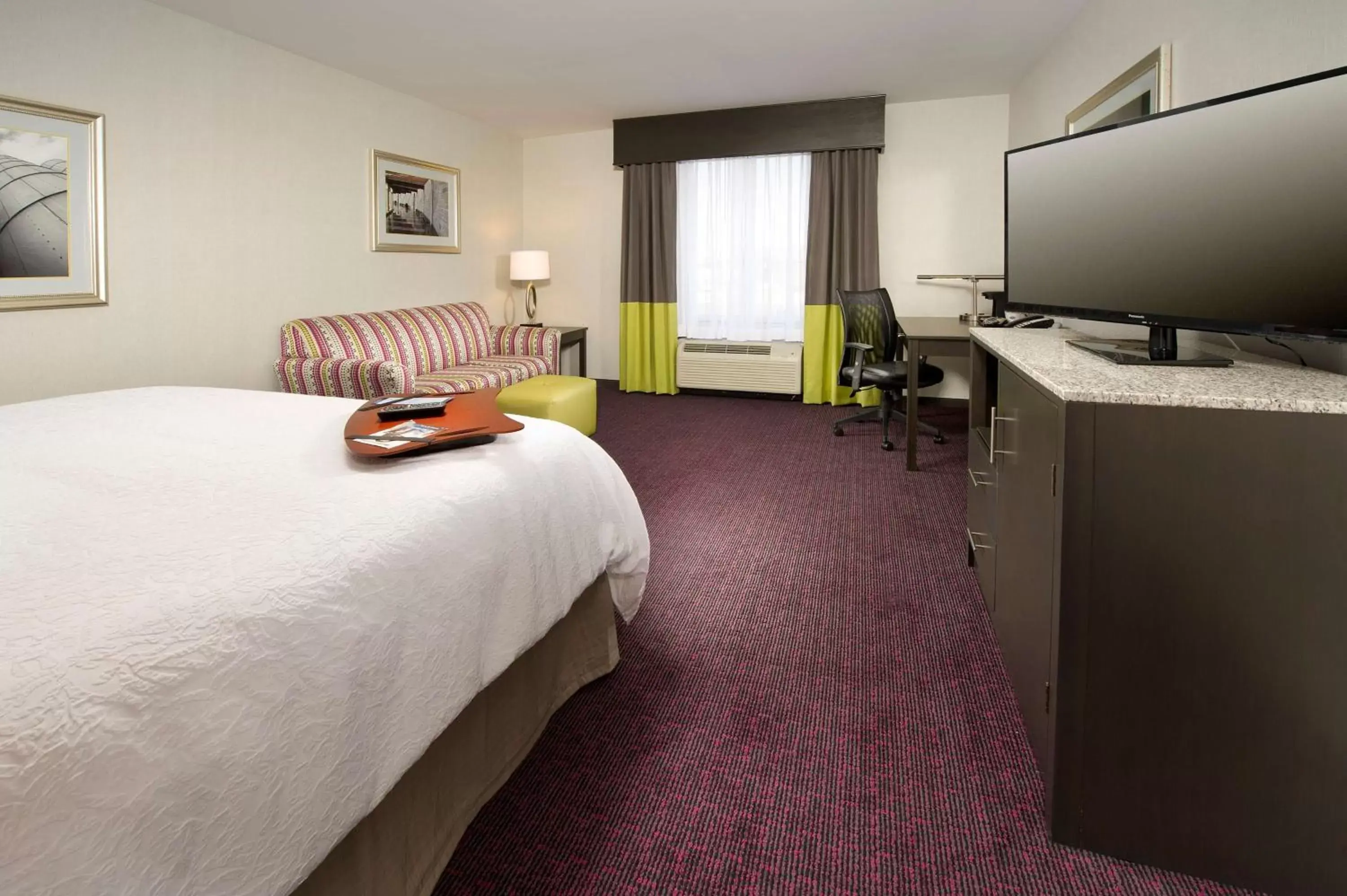 Bed in Hampton Inn & Suites - Buffalo Airport