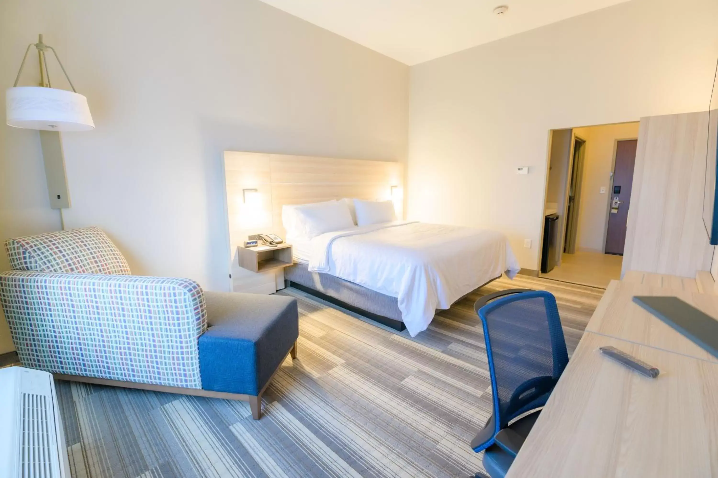 Bed in Holiday Inn Express & Suites Dayton East - Beavercreek