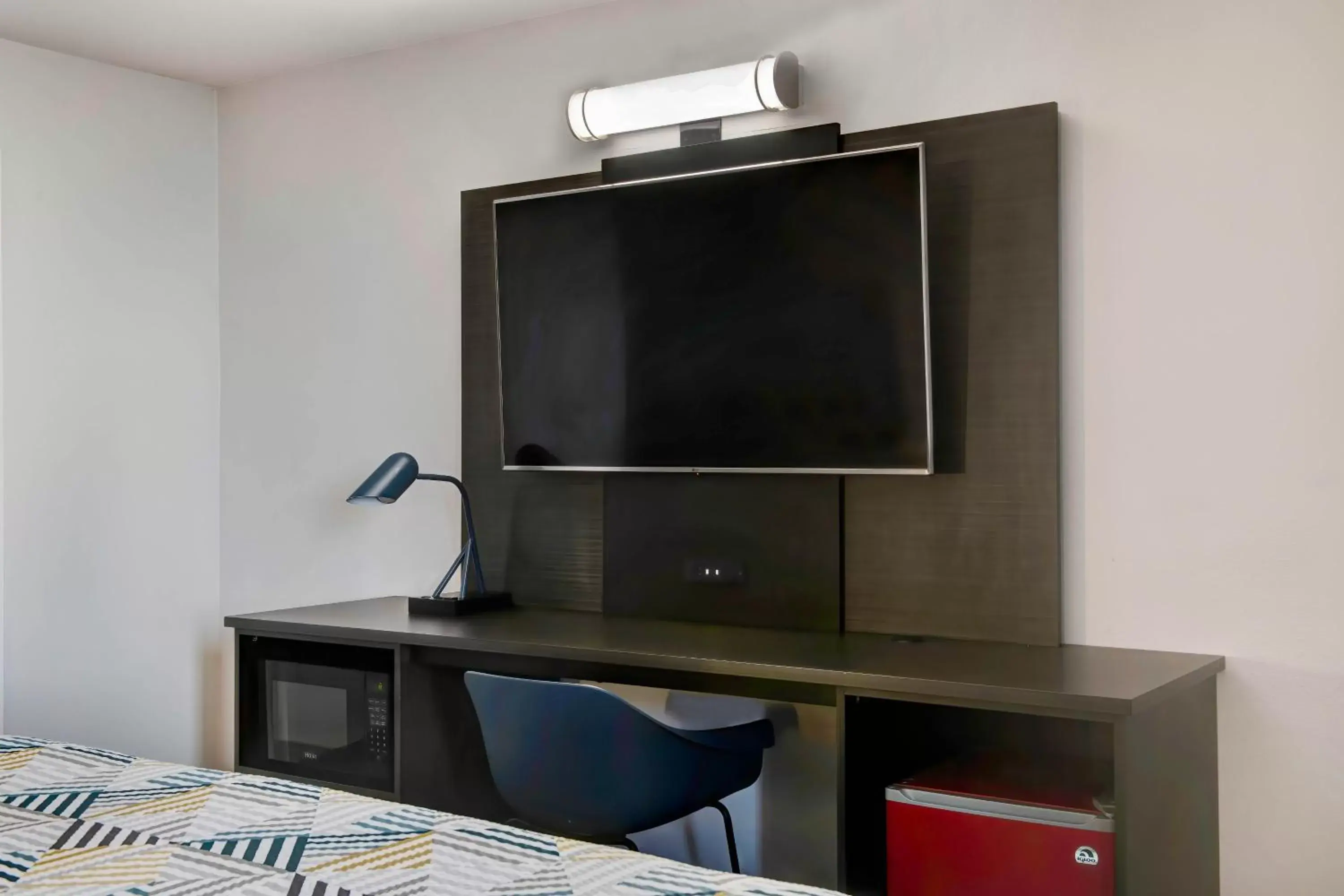 Bedroom, TV/Entertainment Center in Motel 6 Atlanta, Ga - Midtown