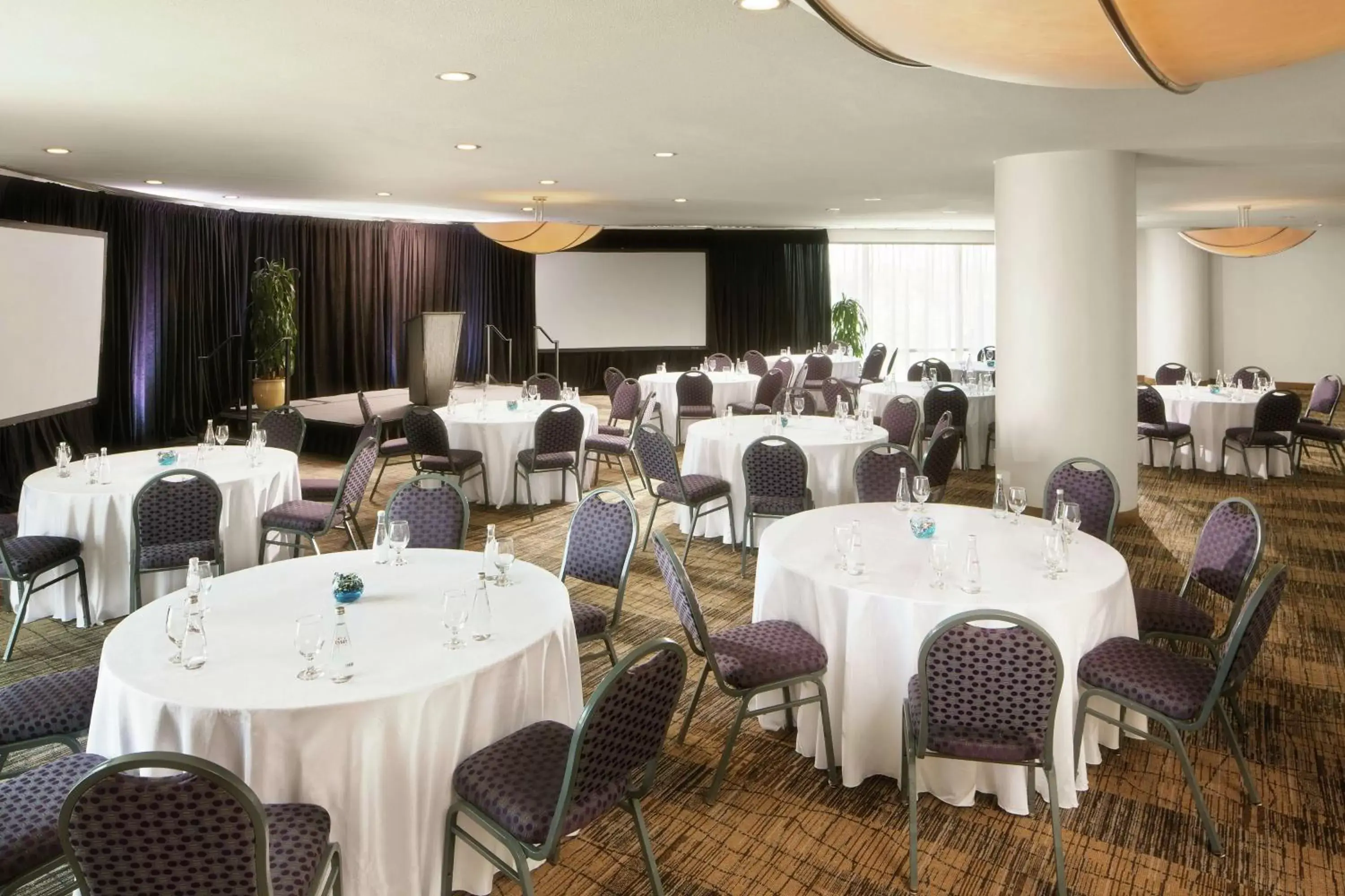 Meeting/conference room, Restaurant/Places to Eat in DoubleTree By Hilton San Diego Hotel Circle