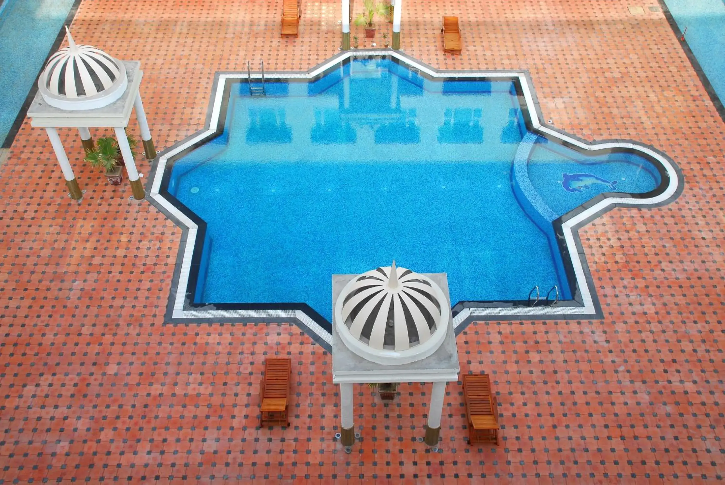 Swimming pool in Hotel Cambay Grand - Kukas