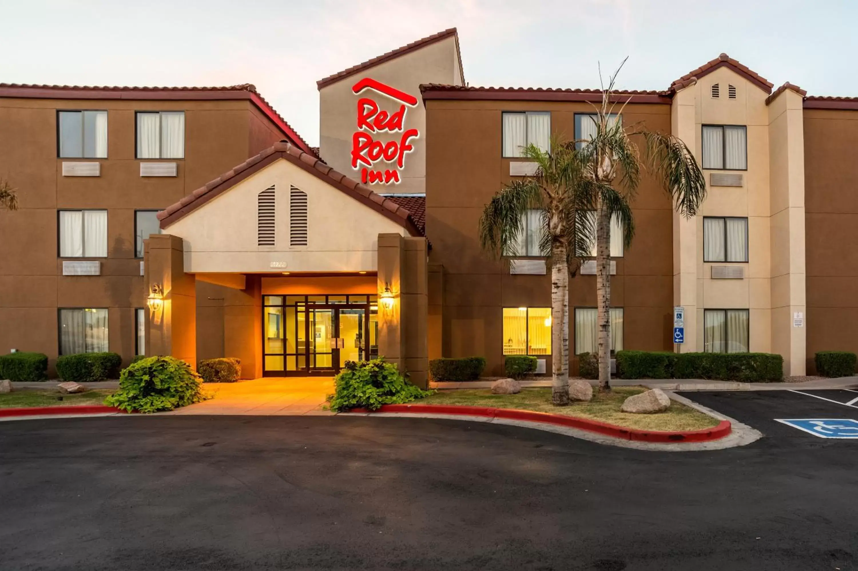 Property building, Facade/Entrance in Red Roof Inn Phoenix North - Deer Valley - Bell Rd